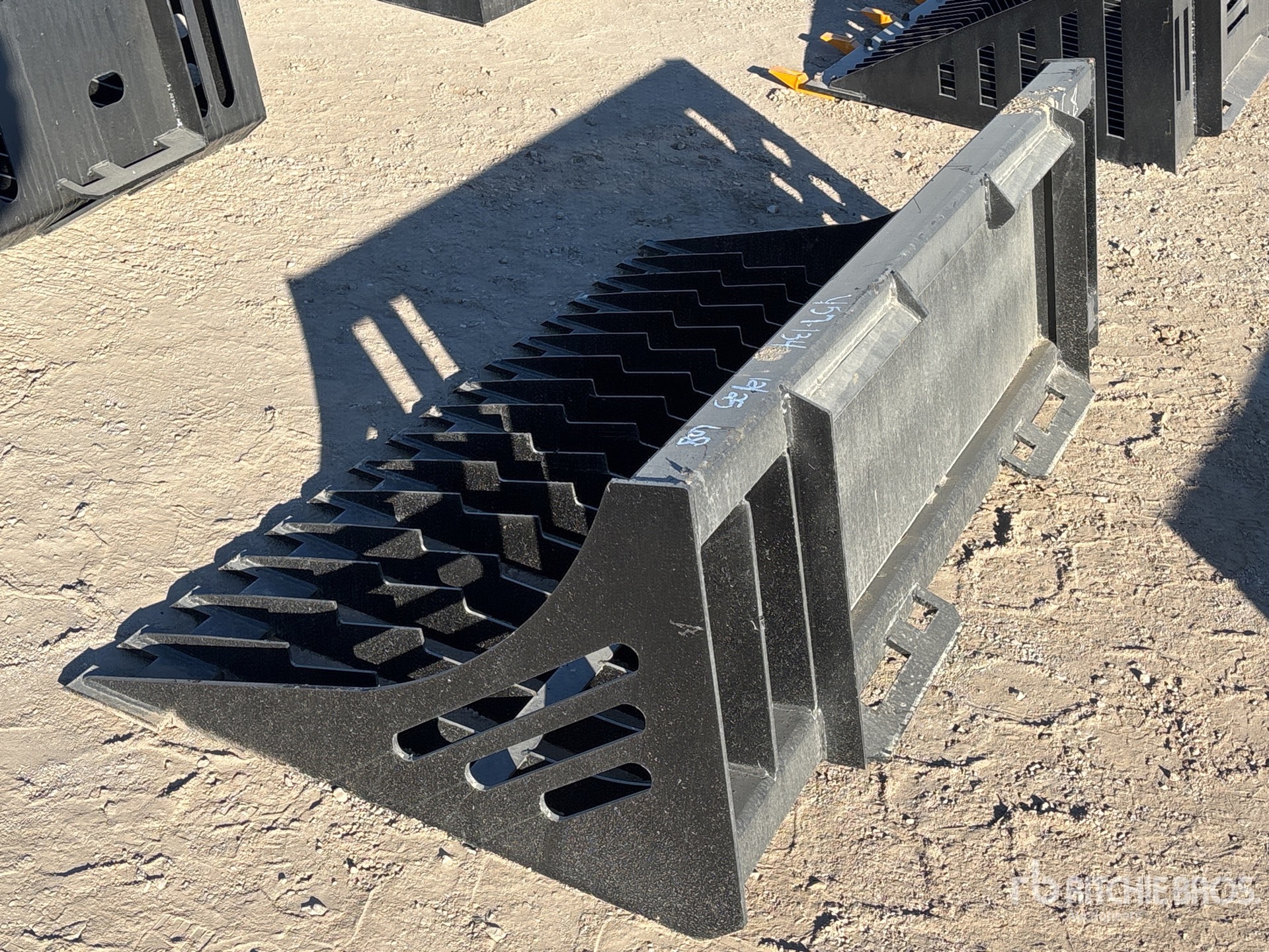 General Appearance with Bild, Ecke hinten links