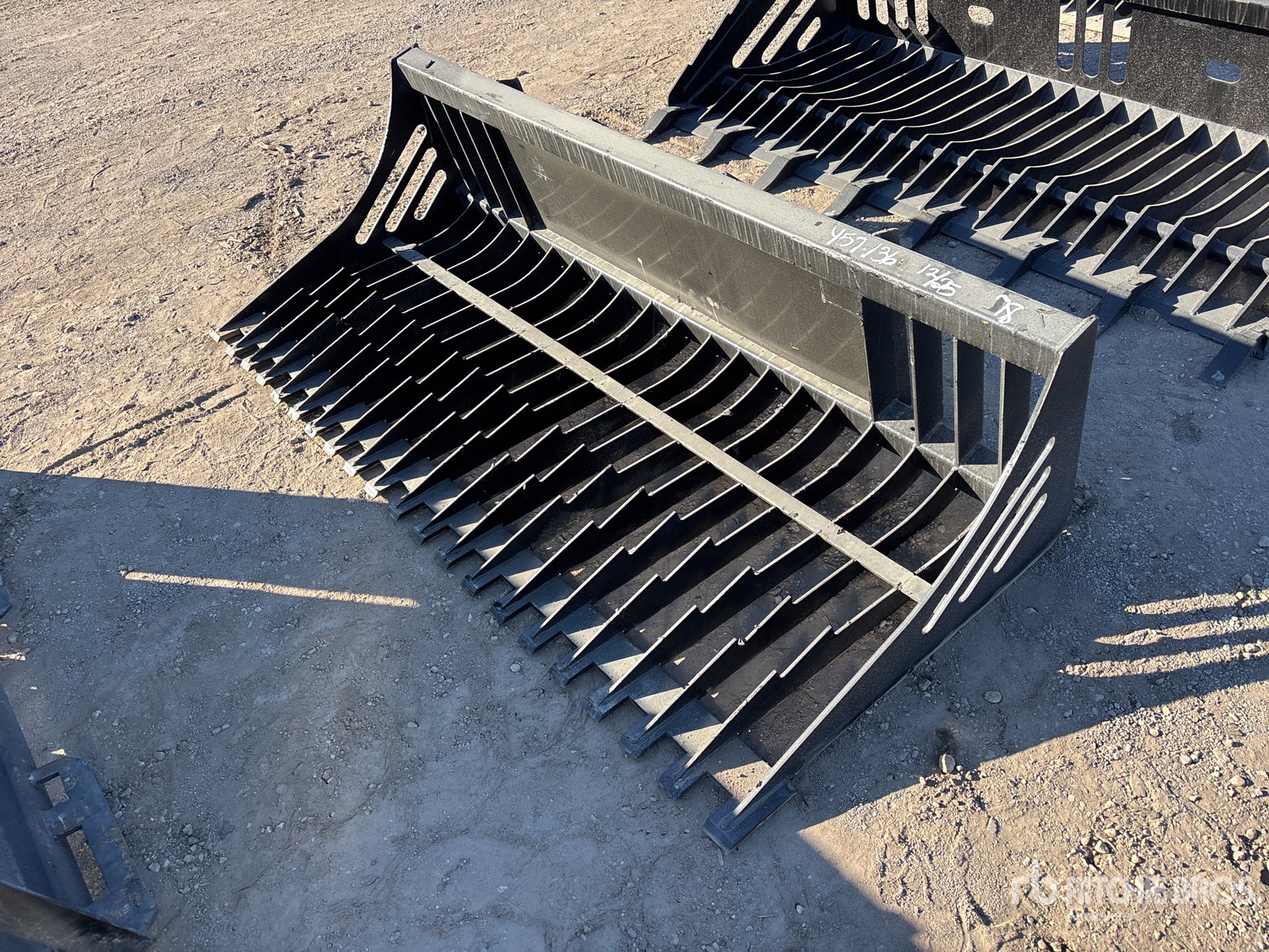 General Appearance with Bild, Ecke vorne links