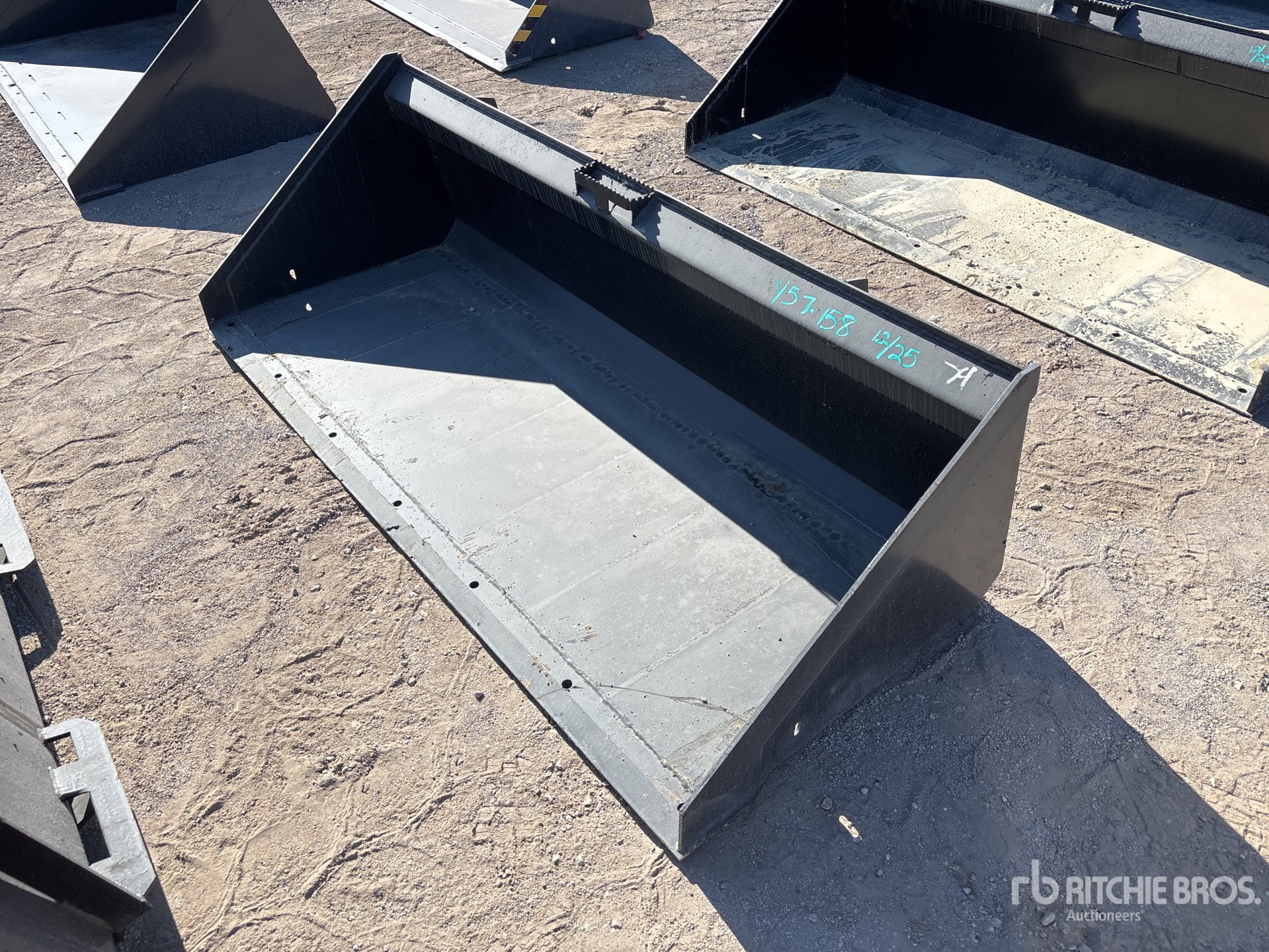 General Appearance with Bild, Ecke vorne links