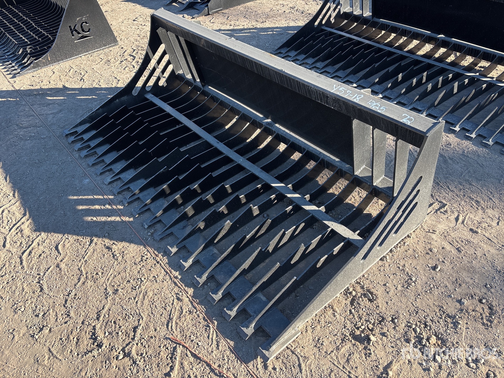 General Appearance with Bild, Ecke vorne links