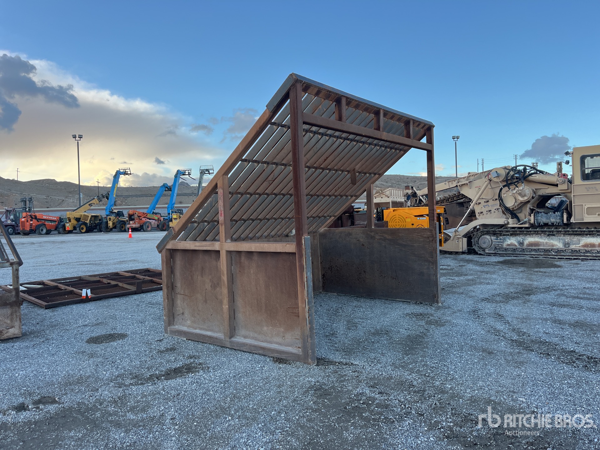 General Appearance with Bild, Ecke vorne rechts