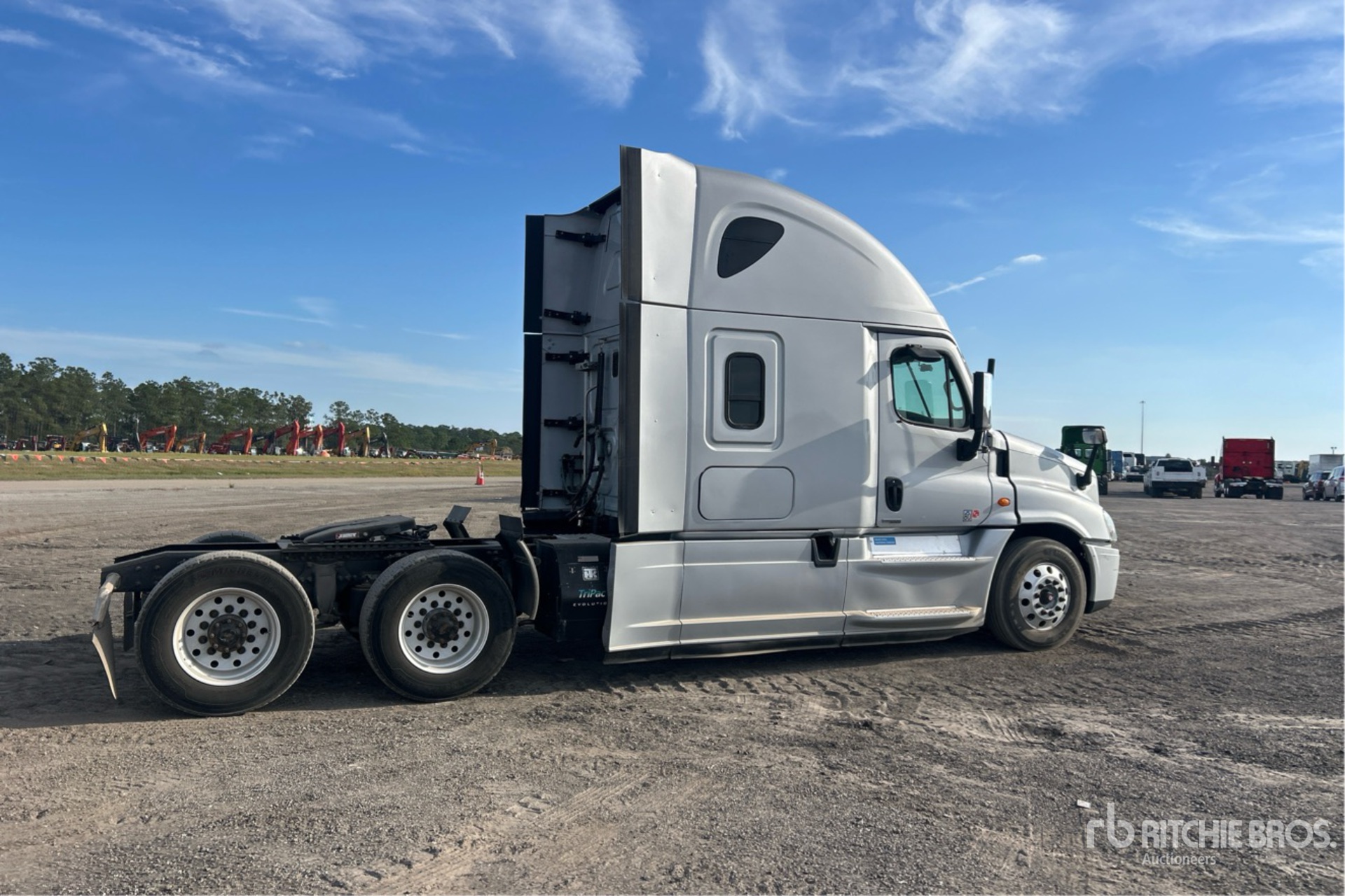 General Appearance with Foto, angolo anteriore sinistro