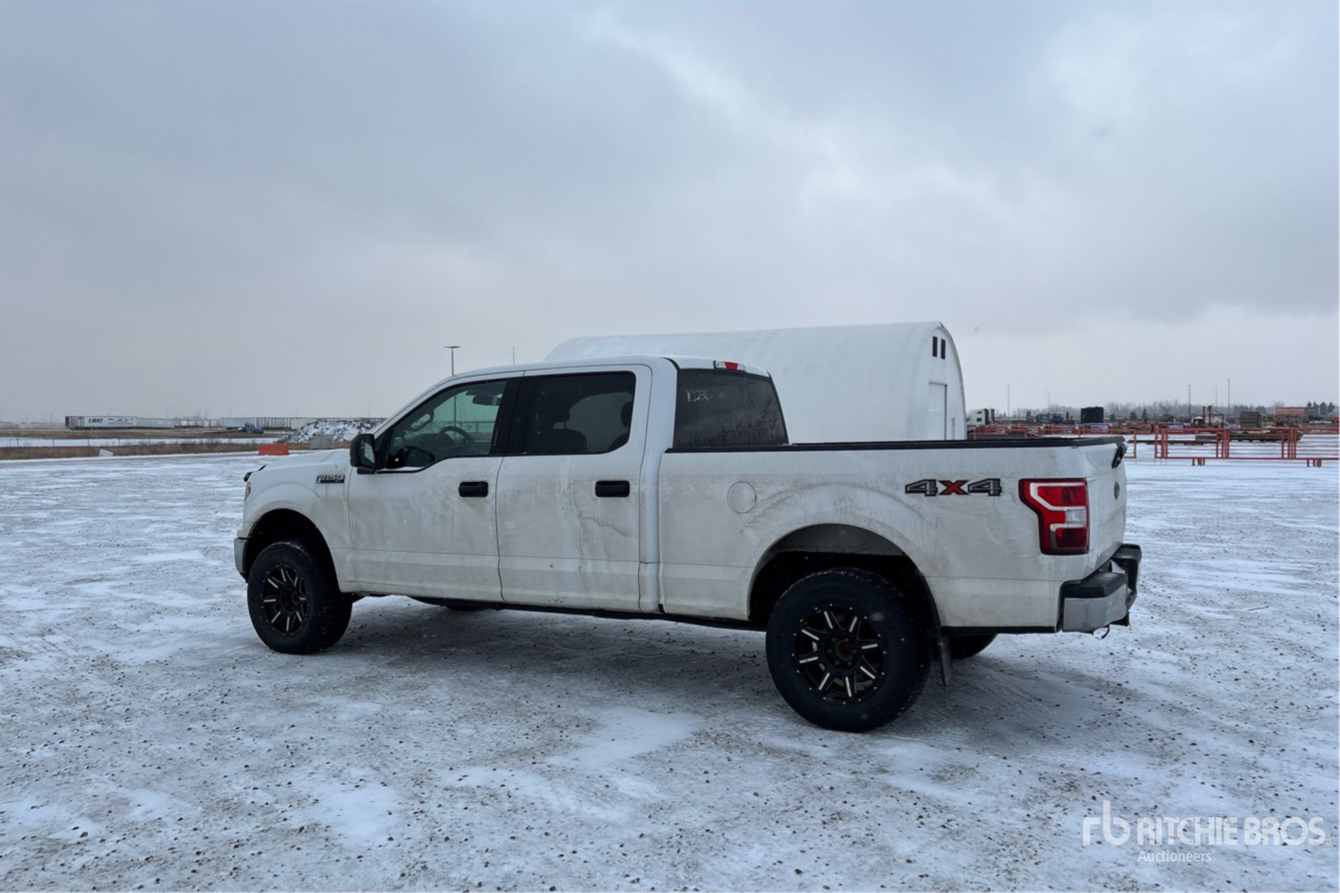 General Appearance with Foto, angolo posteriore sinistro