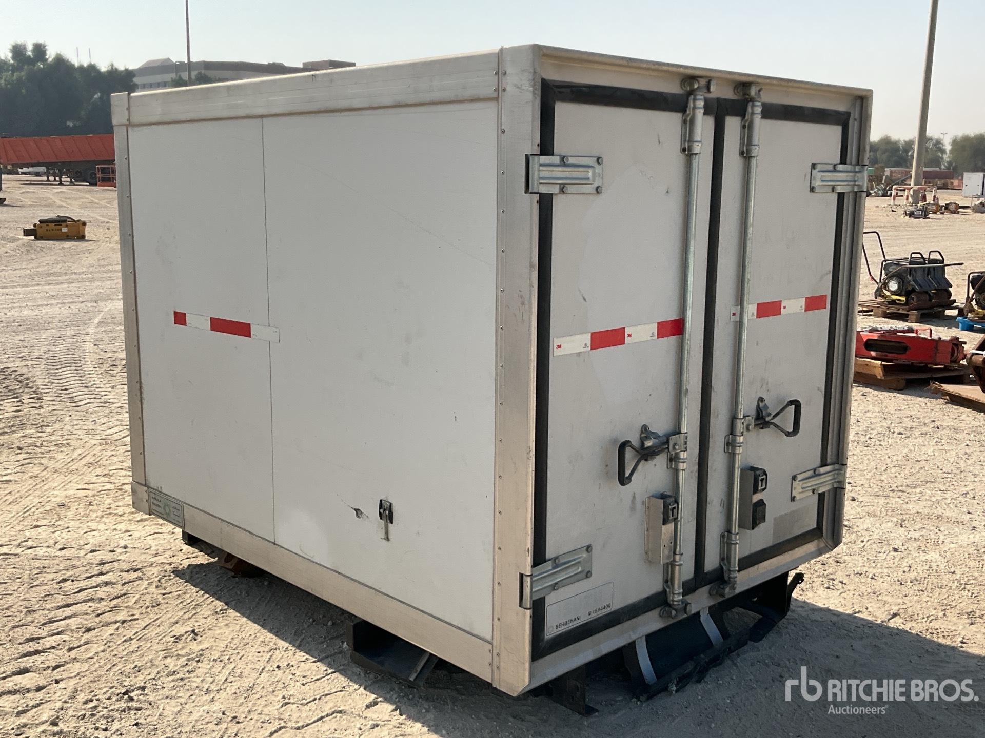 Aspect général with Image, coin avant droit