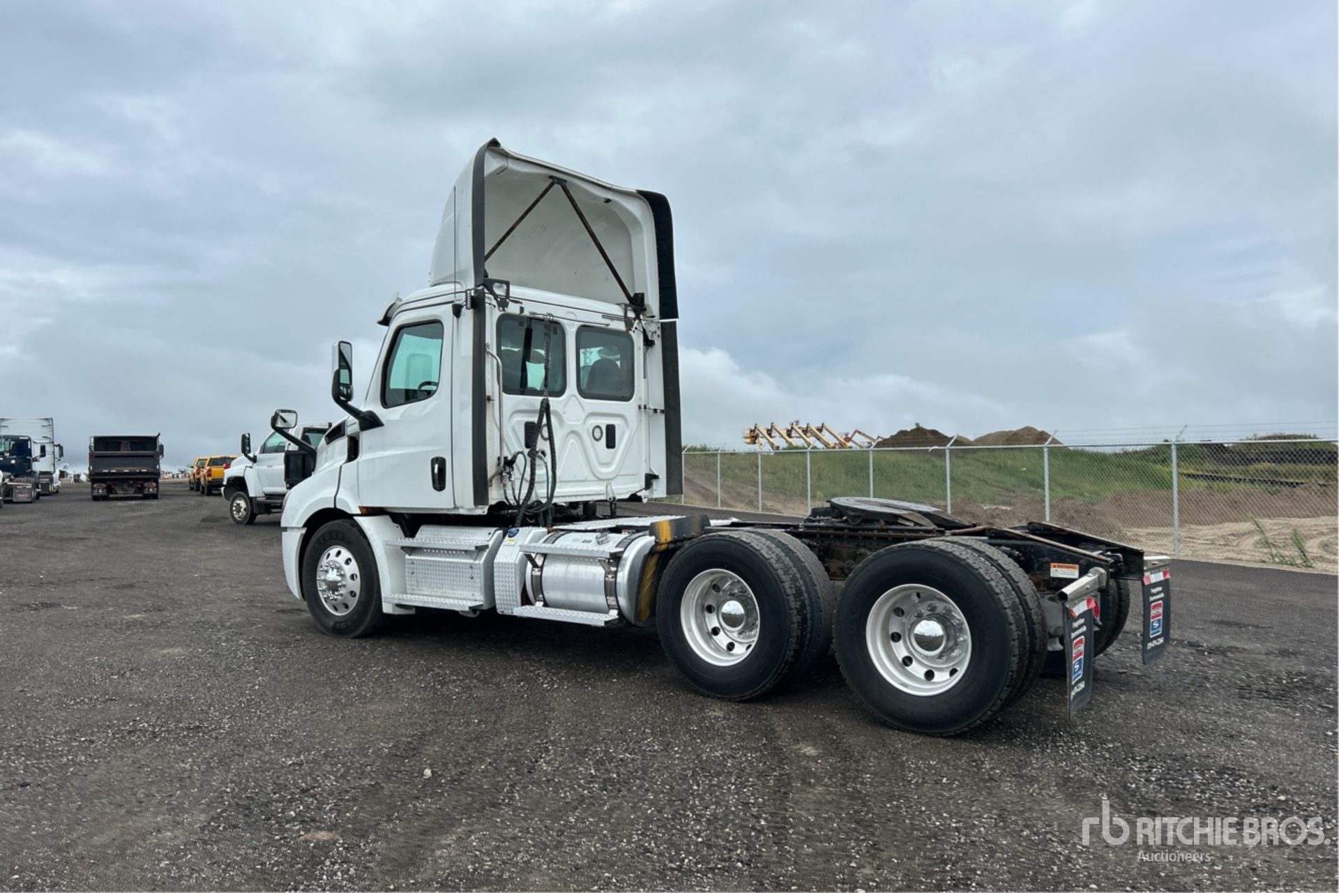 General Appearance with Foto, angolo posteriore sinistro