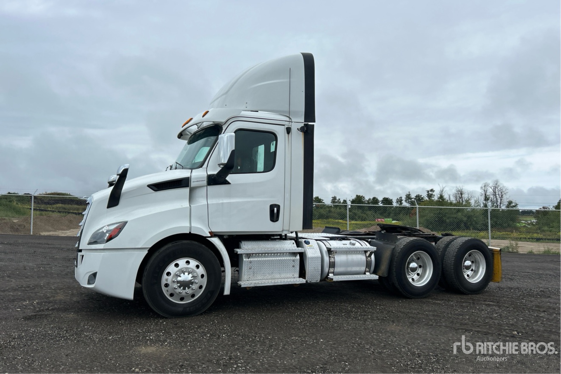 General Appearance with Foto, angolo anteriore sinistro