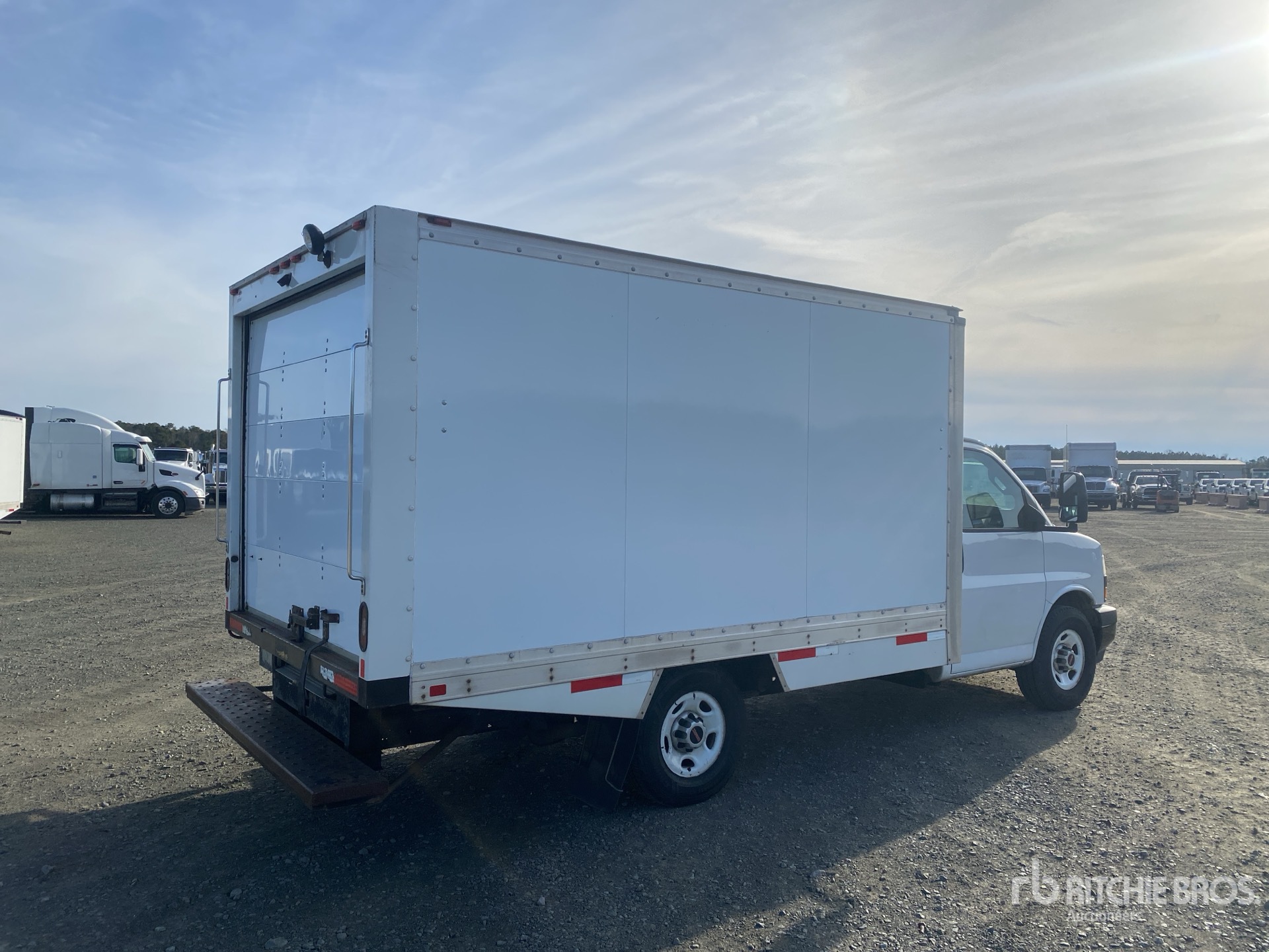 Aspect général with Image, coin arrière droit