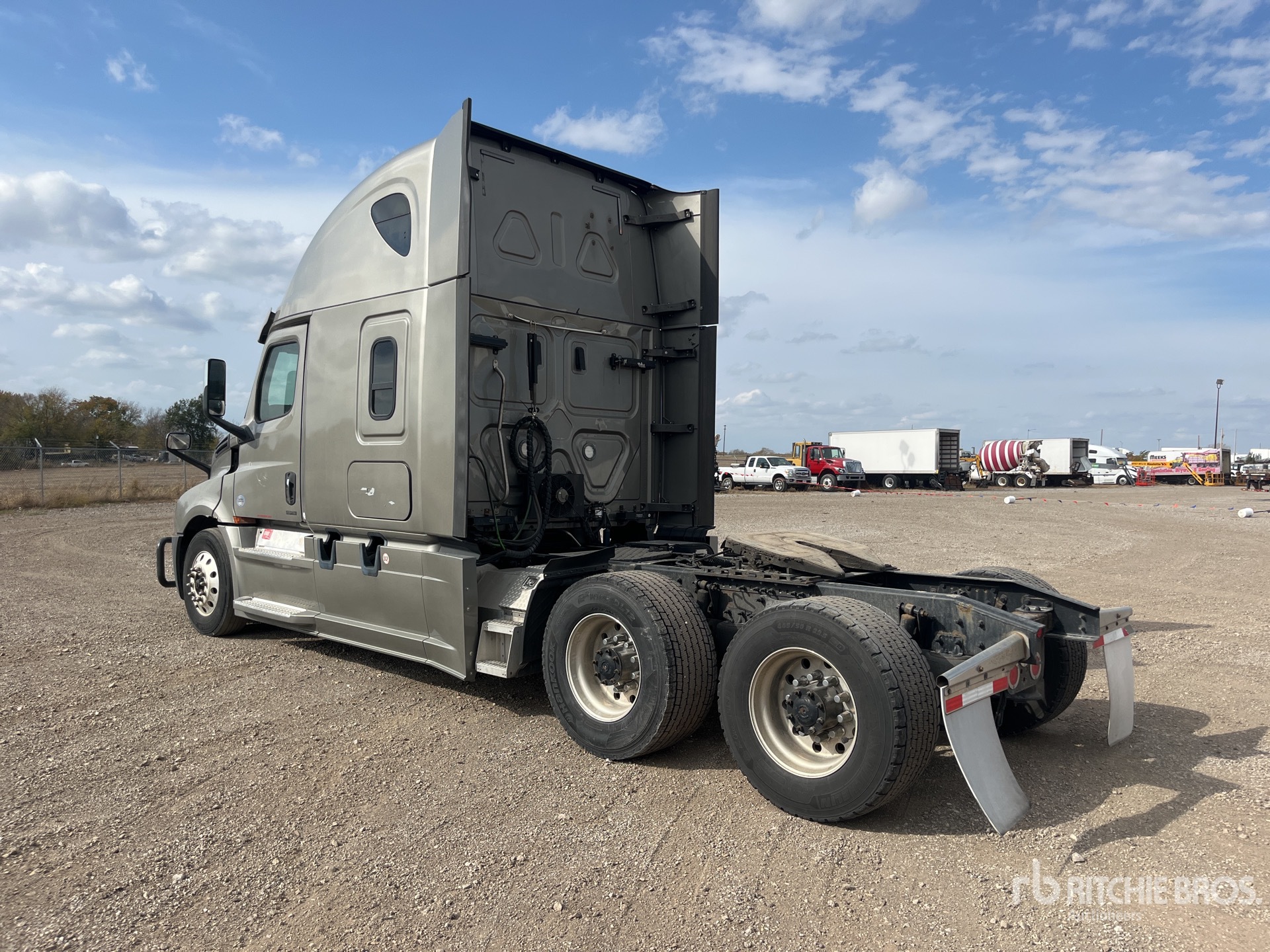 General Appearance with Bild, Ecke hinten links