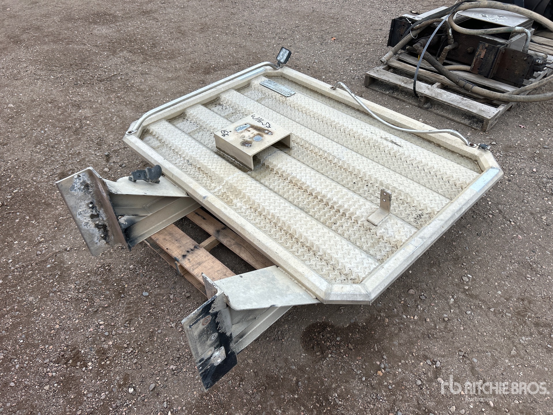 General Appearance with Bild, Ecke vorne links