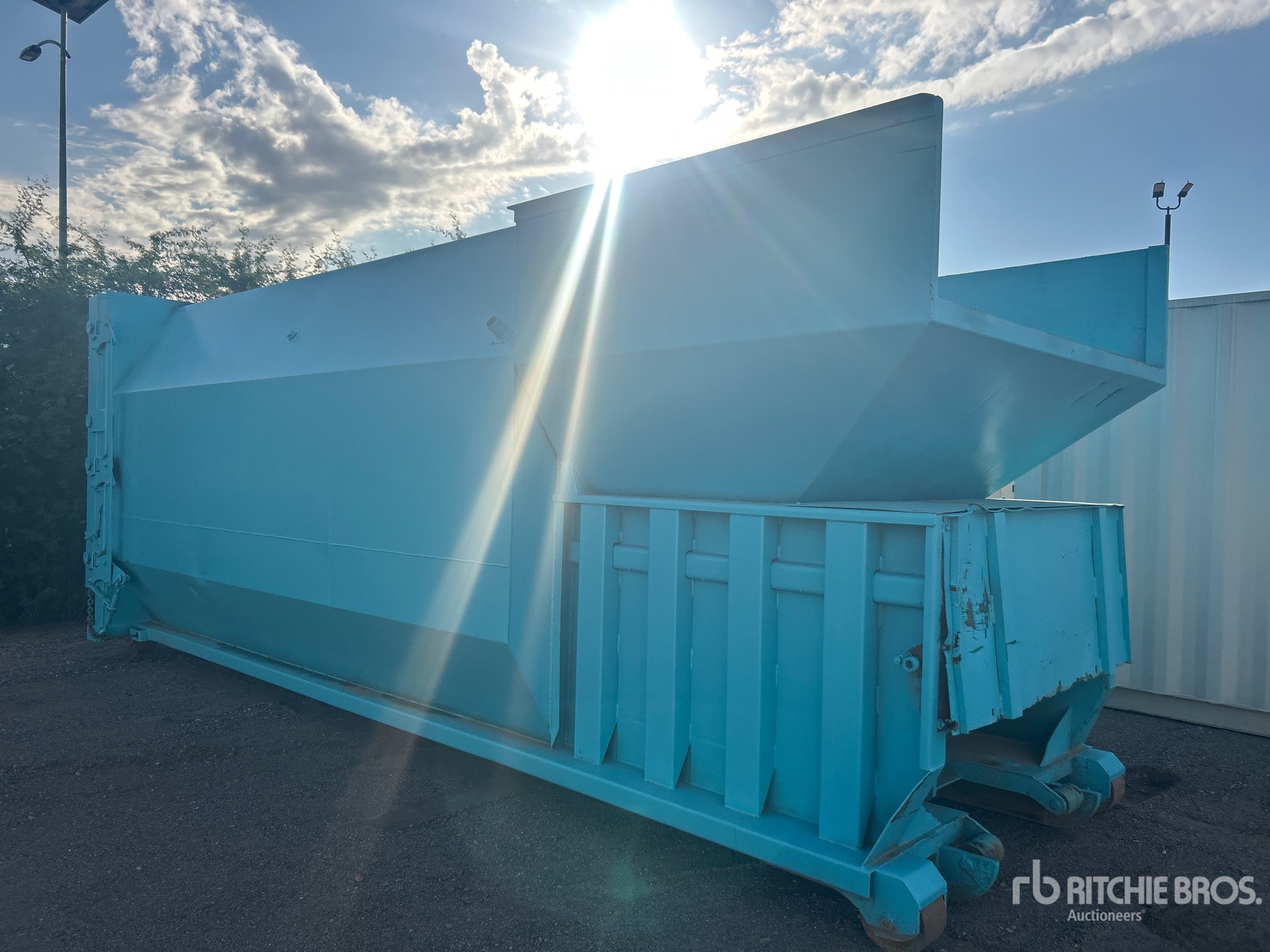 General Appearance with Image, coin avant droit