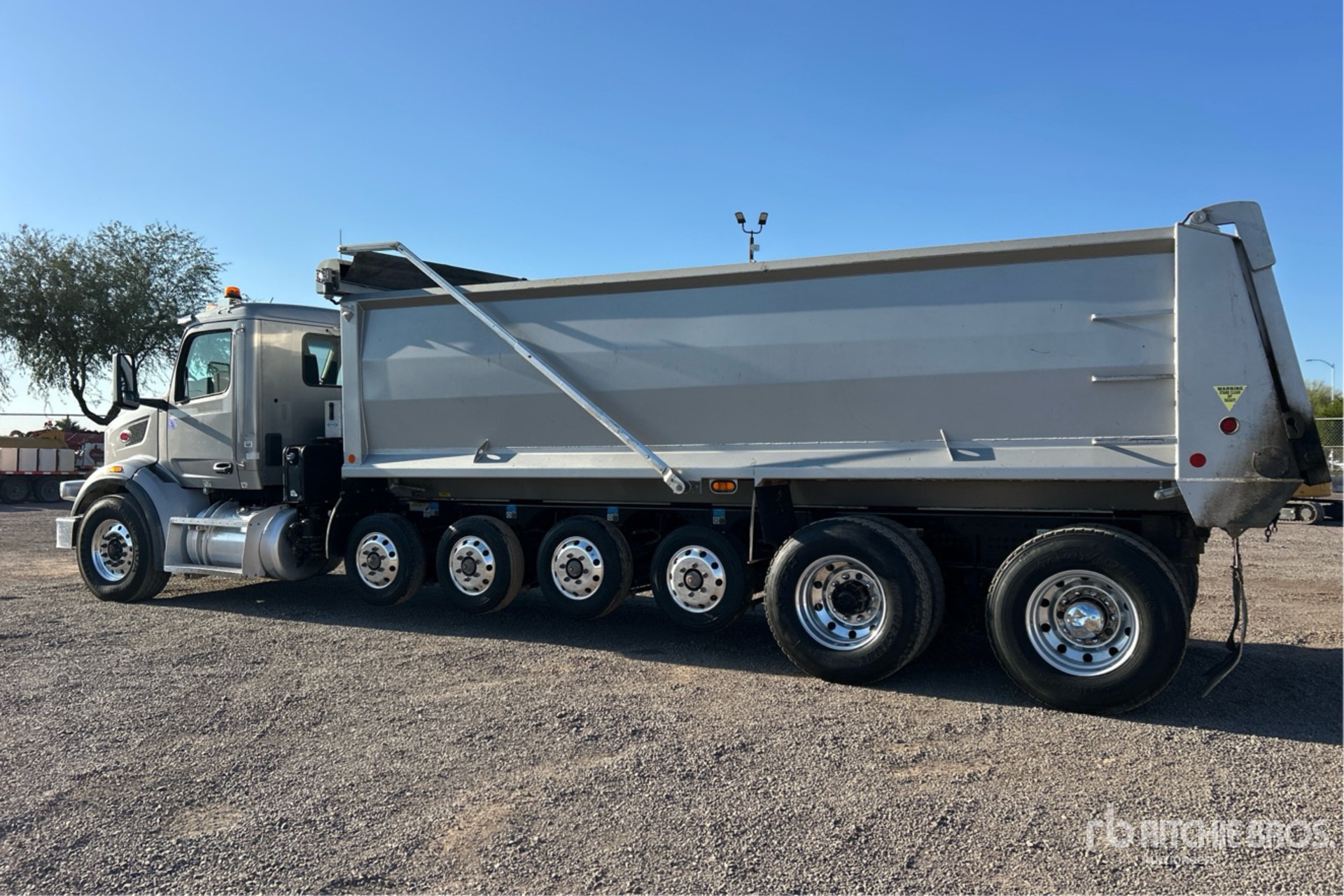 General Appearance with Foto, angolo posteriore sinistro