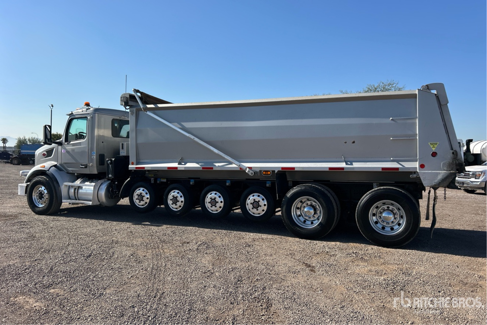 General Appearance with Foto, angolo posteriore sinistro