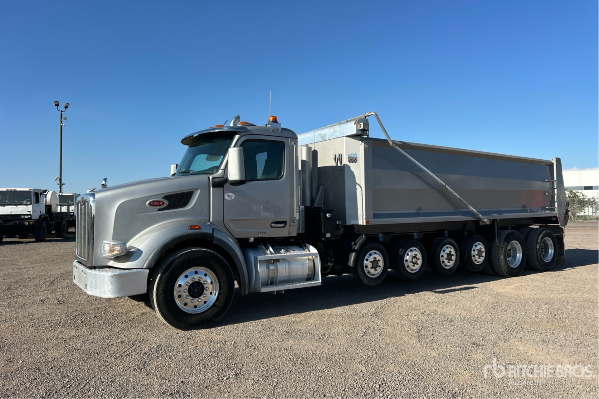 General Appearance with Foto, angolo anteriore sinistro