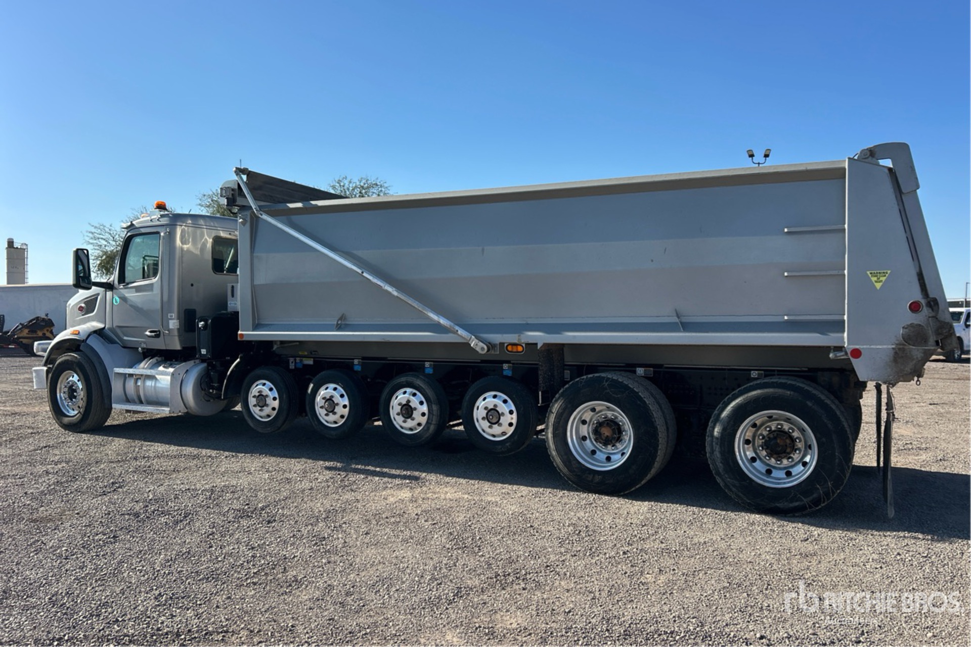 General Appearance with Foto, angolo posteriore sinistro