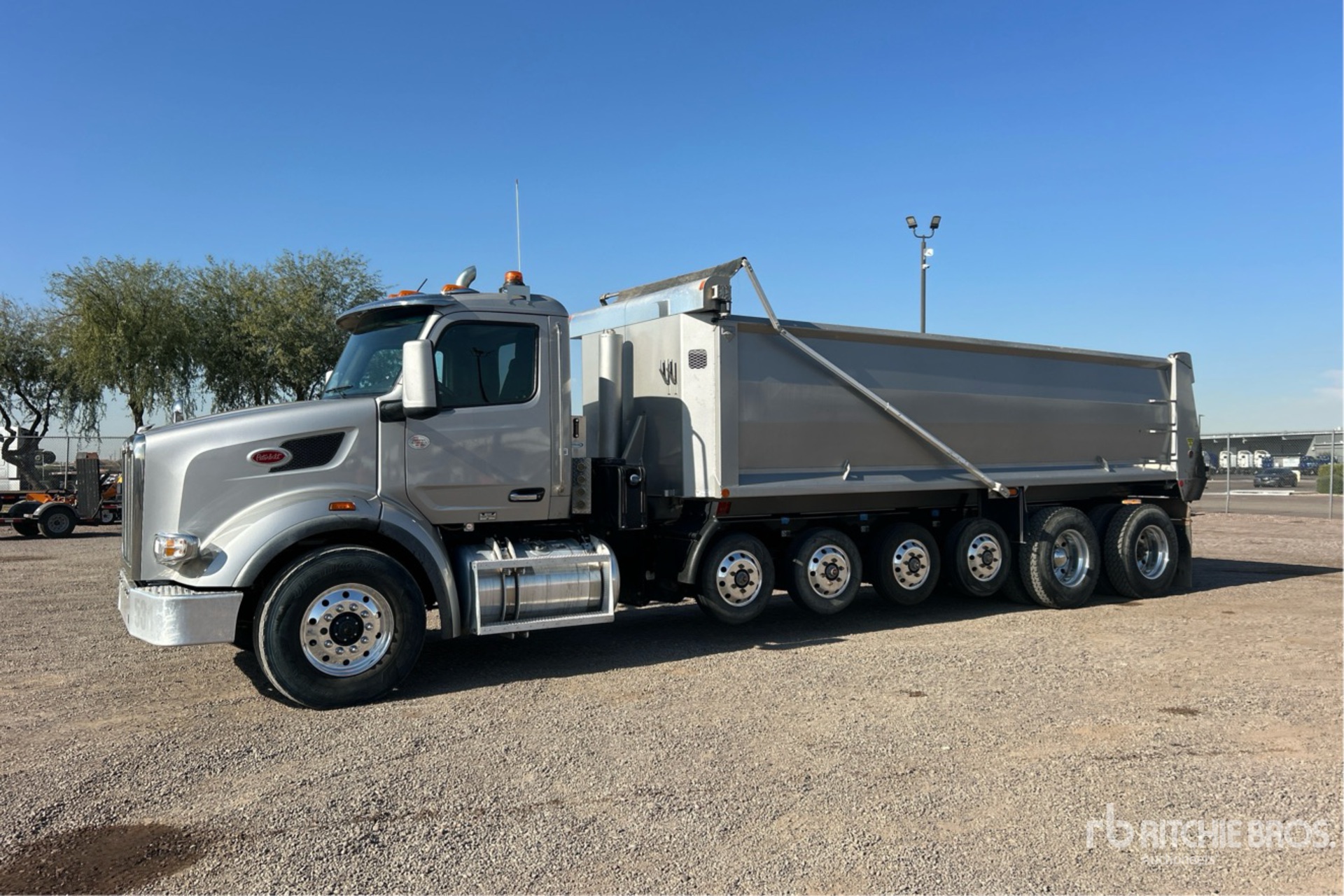 General Appearance with Foto, angolo anteriore sinistro