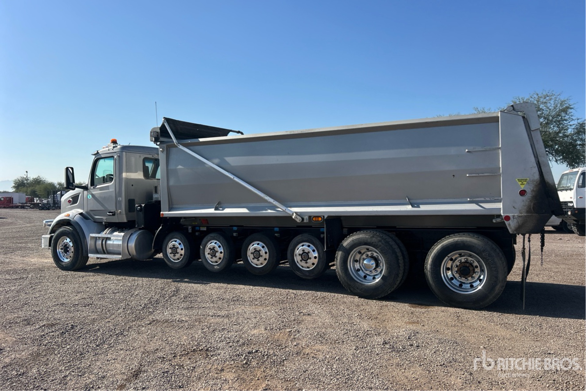 General Appearance with Foto, angolo posteriore sinistro