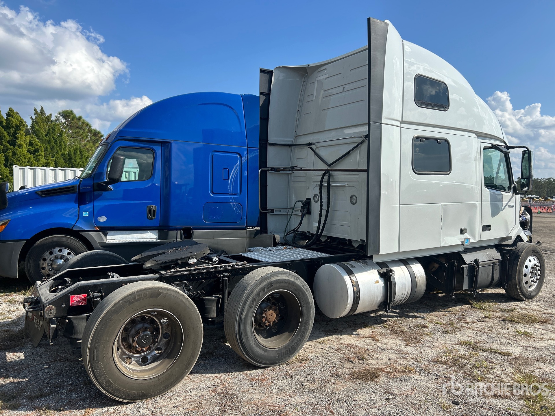Aspect général with Image, coin arrière droit