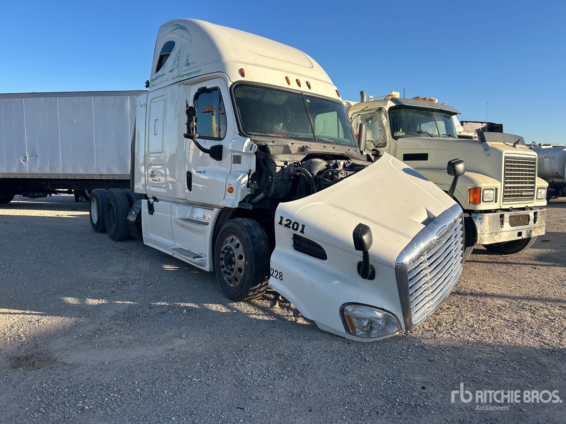 General Appearance with Picture, Right Front Corner