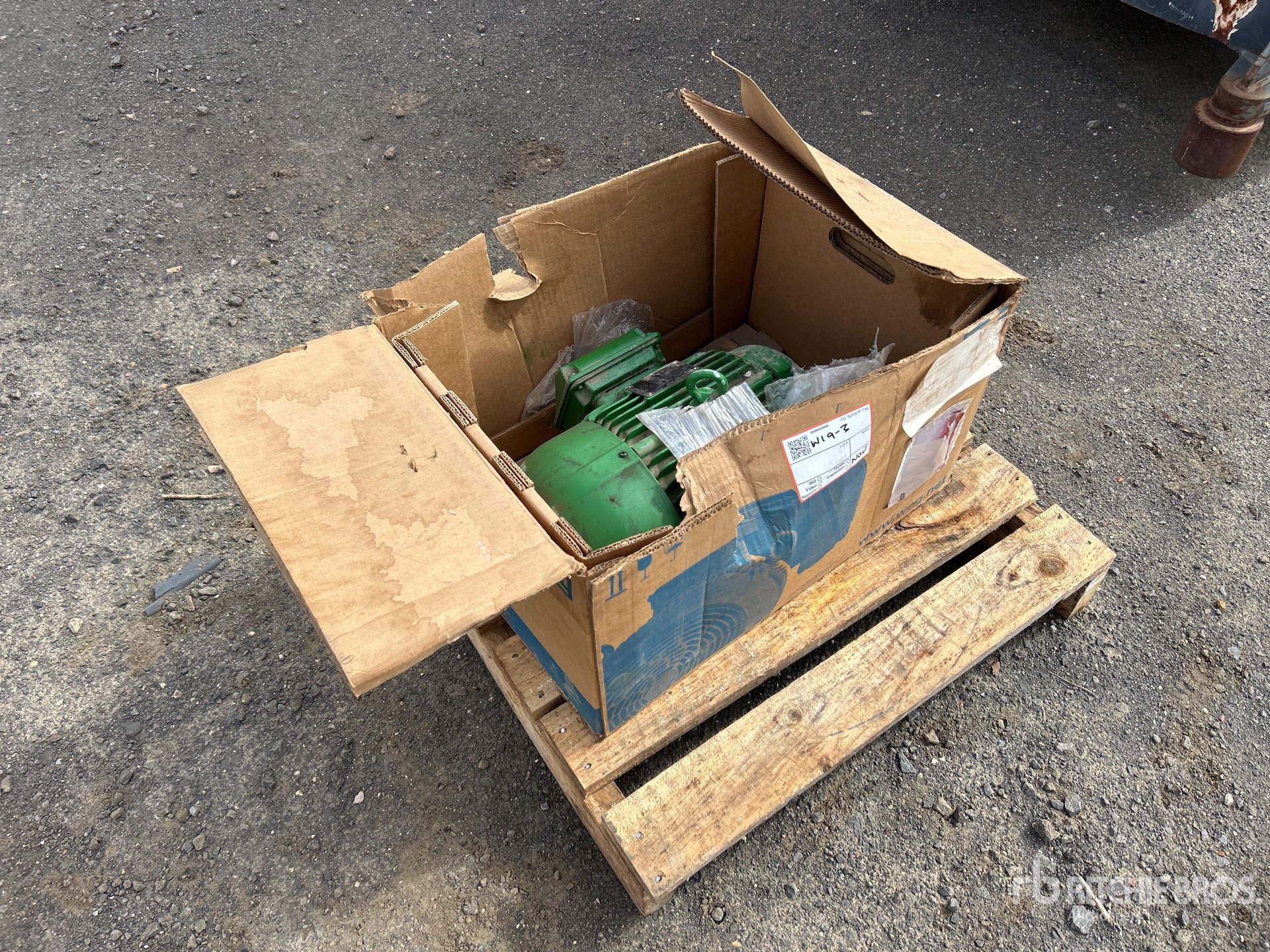 General Appearance with Picture, Right Front Corner