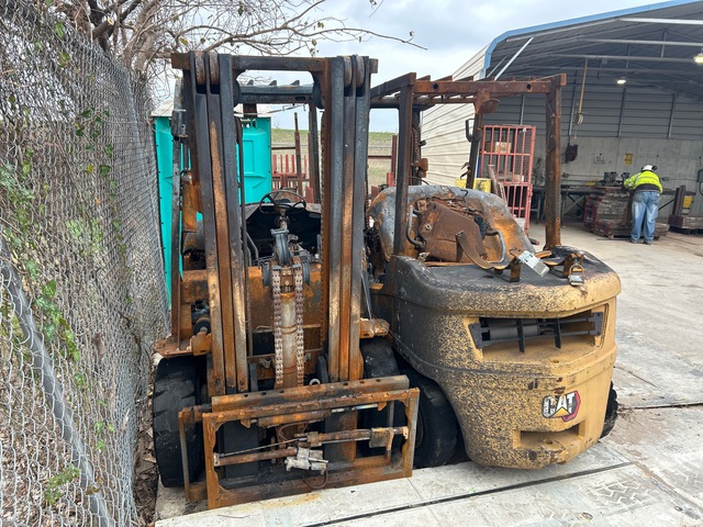 Cat G30 6000 lb Forklift (Inoperable)