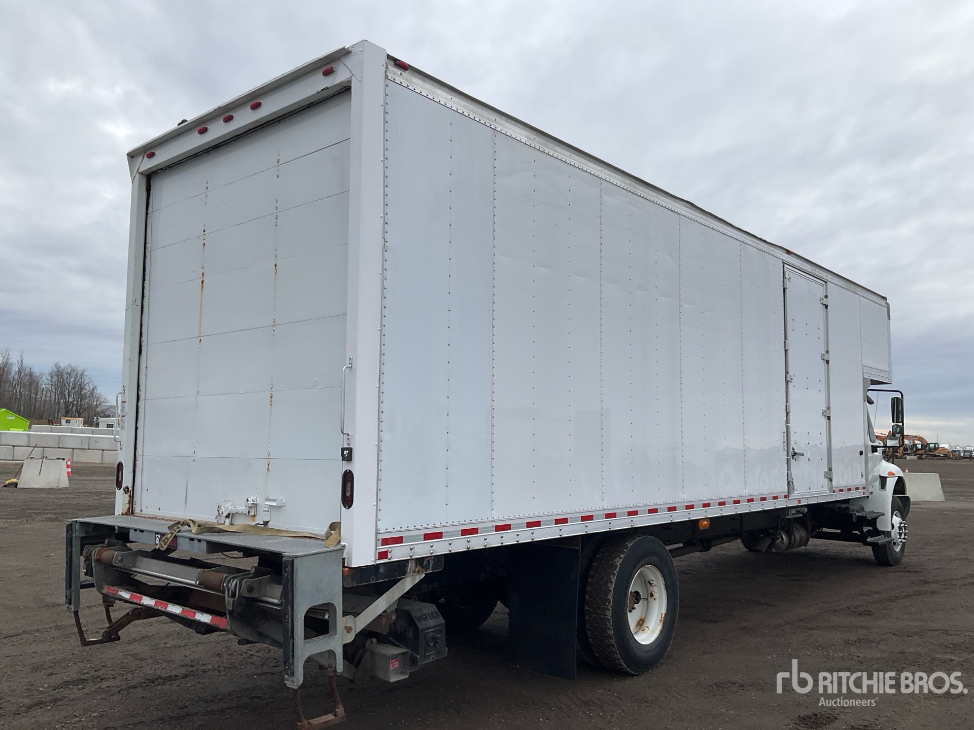 Aspect général with Image, coin arrière droit