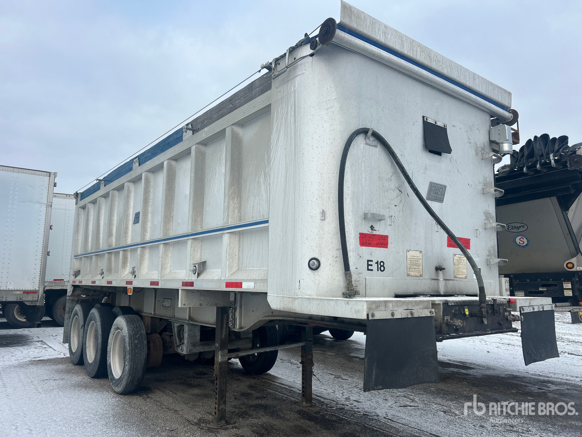 Aspect général with Image, coin avant droit