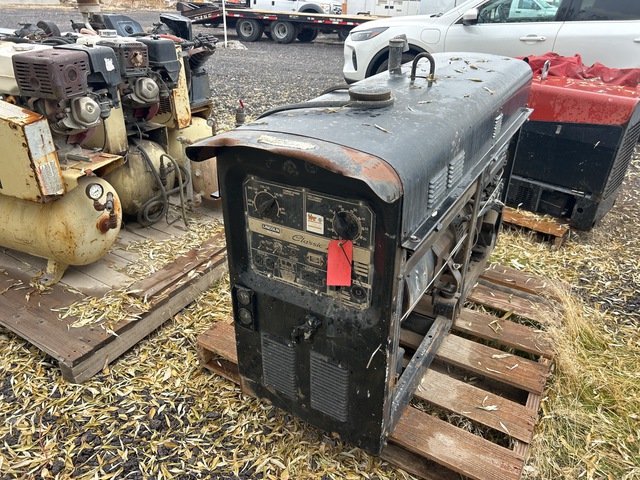 Lincoln Skid-Mounted Engine Driven Welder (Inoperable) Lincoln Skid-Mounted Engine Driven Welder (Inoperable)