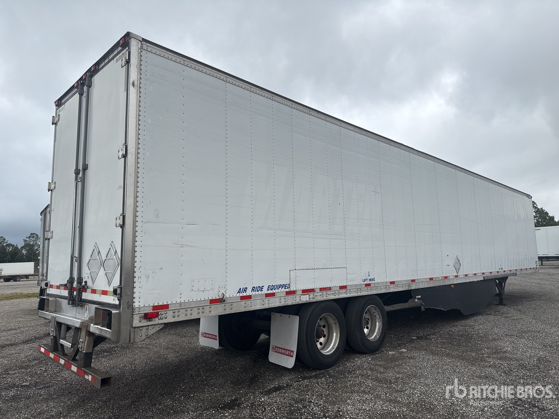 Aspect général with Image, coin arrière droit