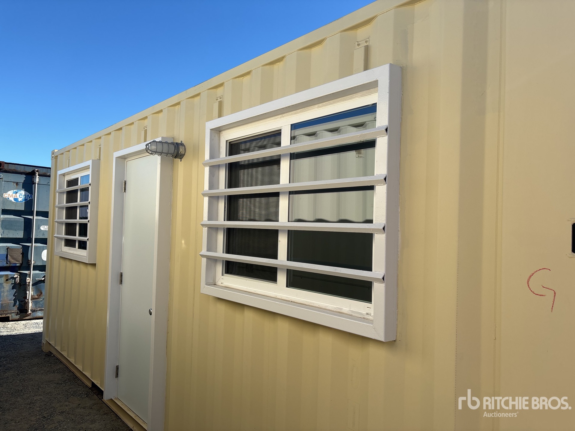 General Appearance with Bild, Ecke vorne links