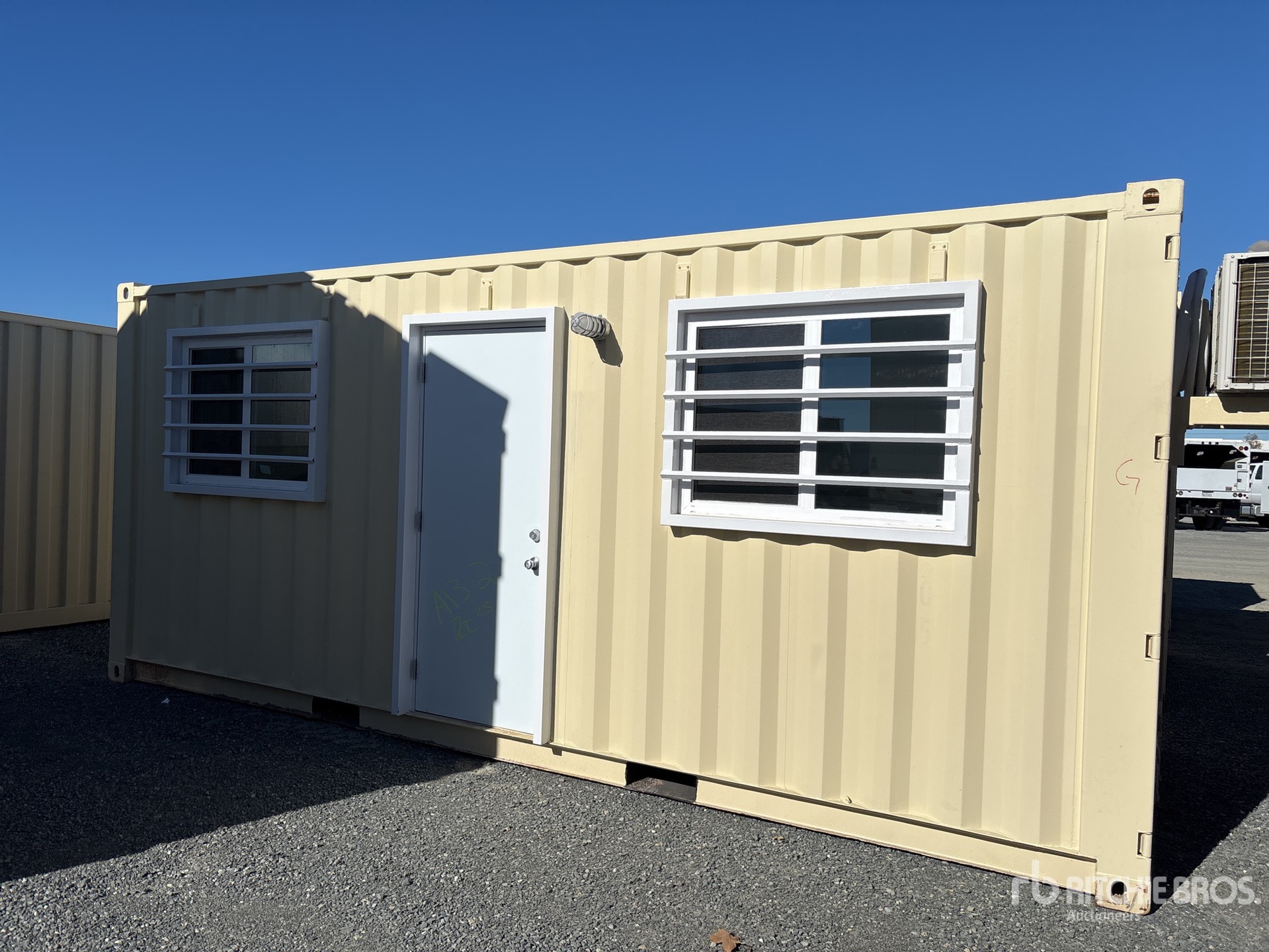 General Appearance with Bild, Ecke vorne links