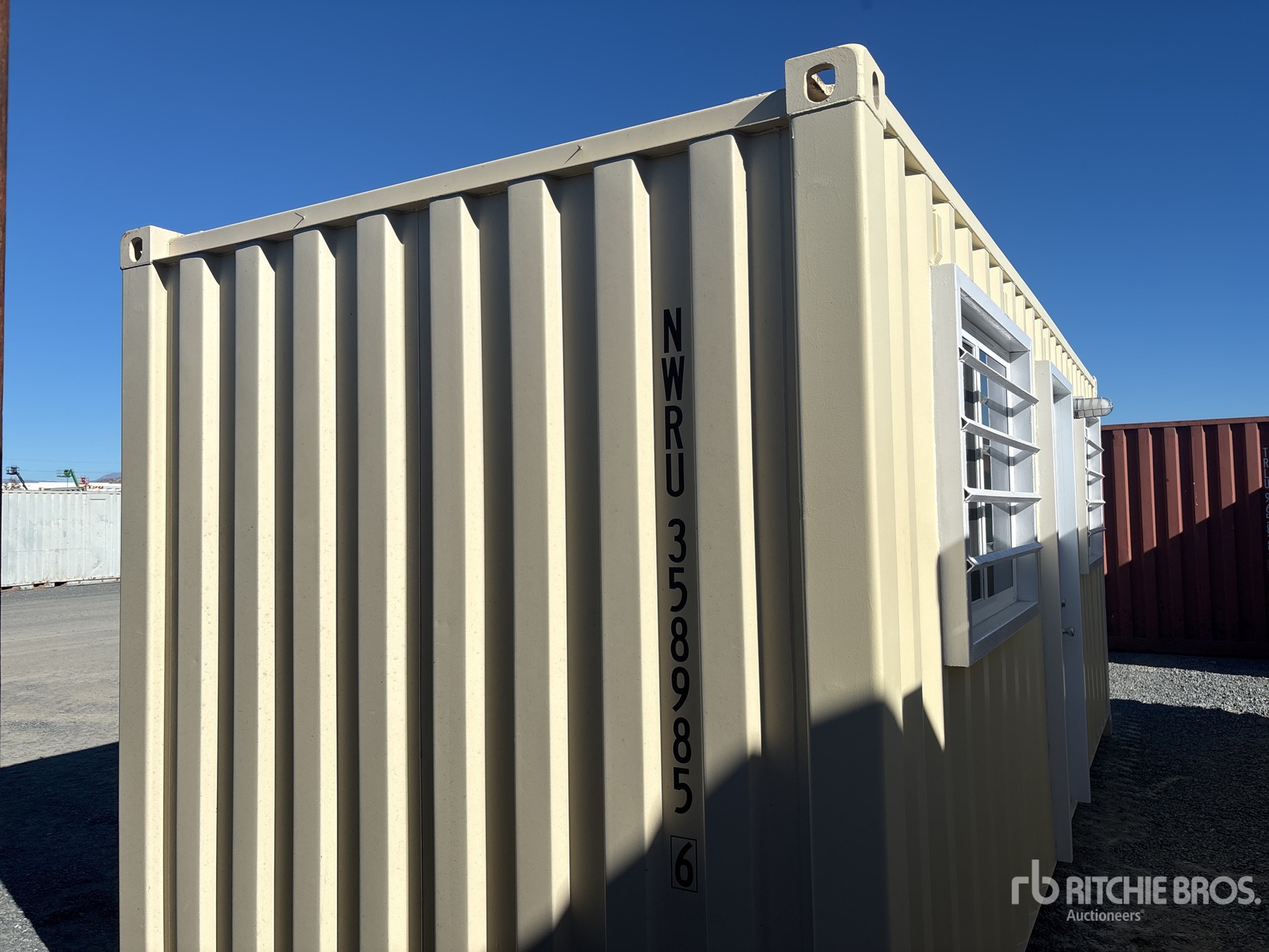 General Appearance with Bild, Ecke vorne rechts