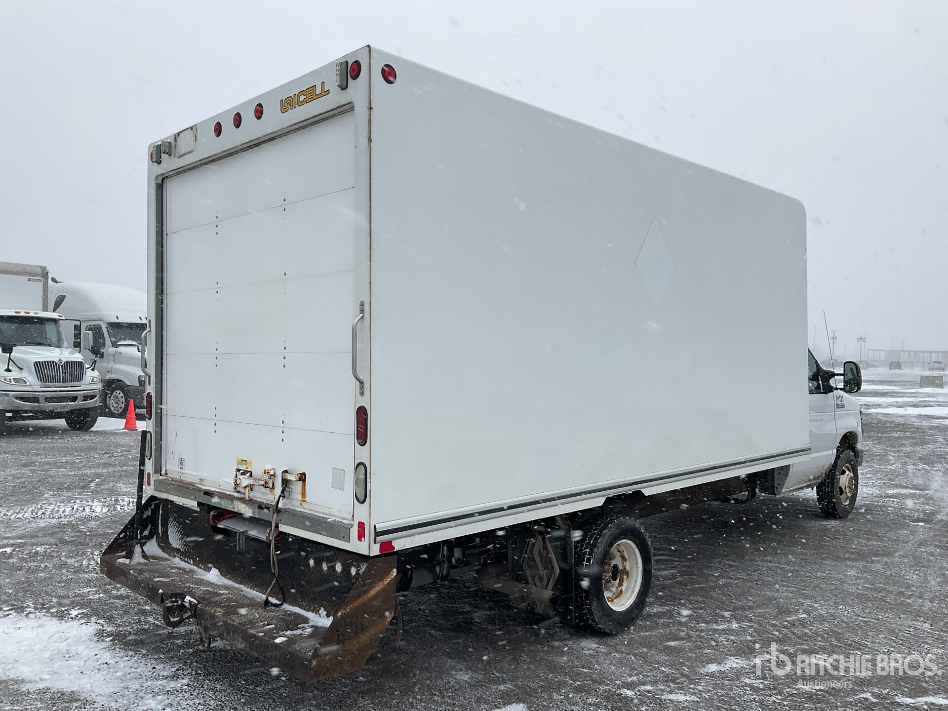 Aspect général with Image, coin arrière droit