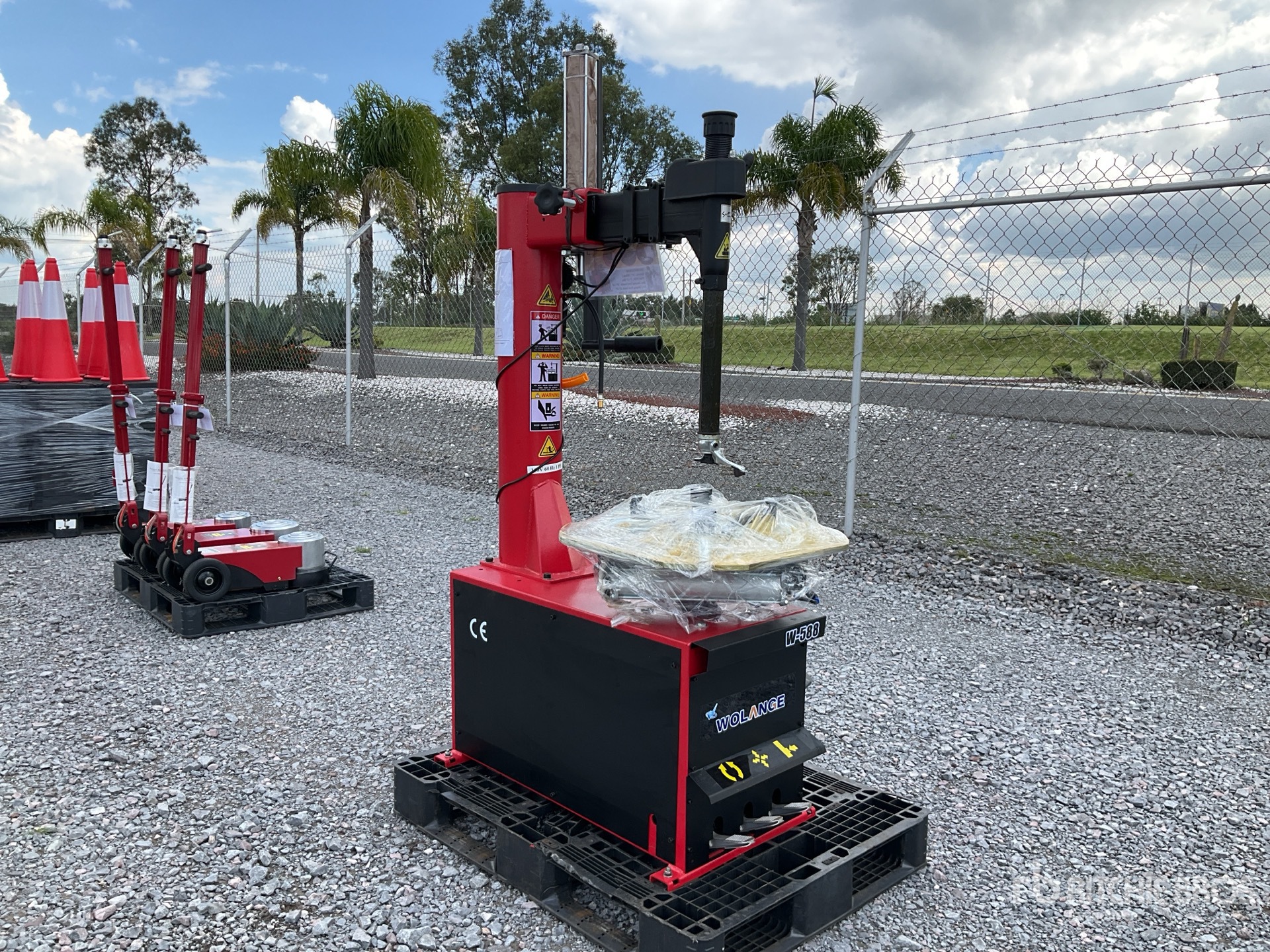 General Appearance with Bild, Ecke vorne rechts