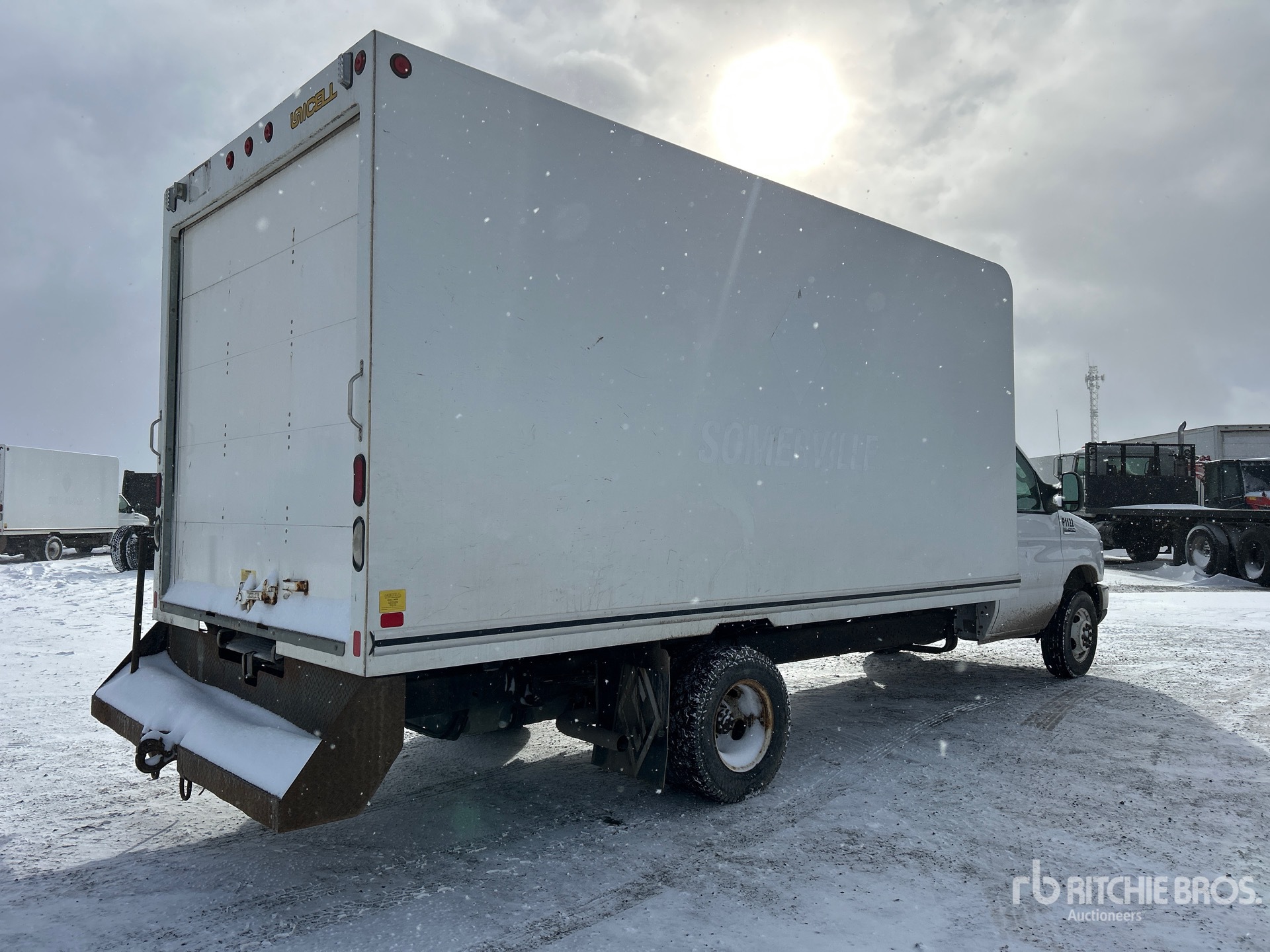 Aspect général with Image, coin arrière droit