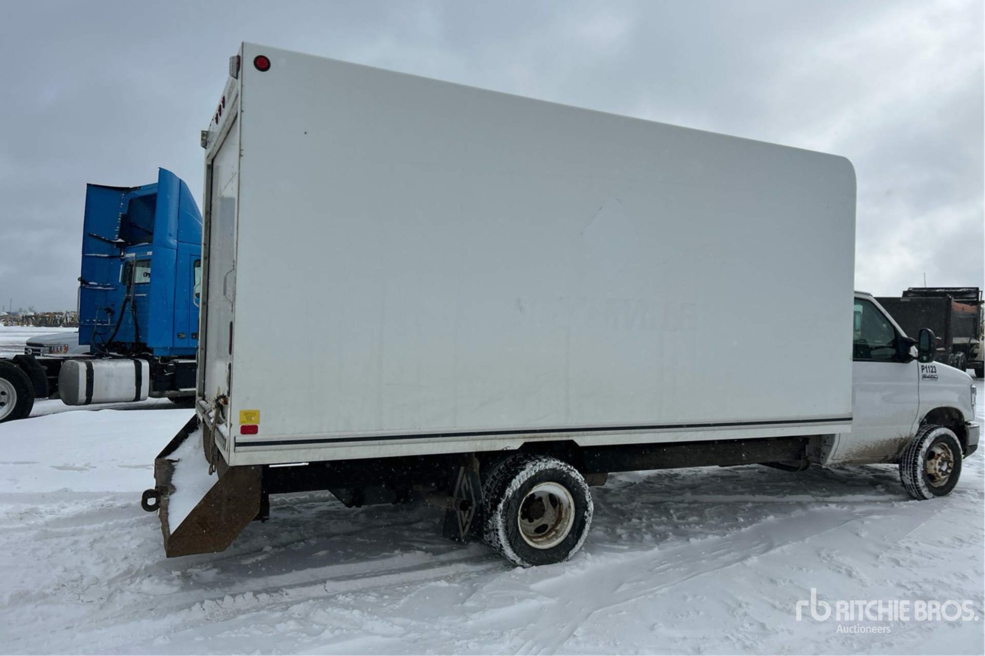 Aspect général with Image, coin arrière droit