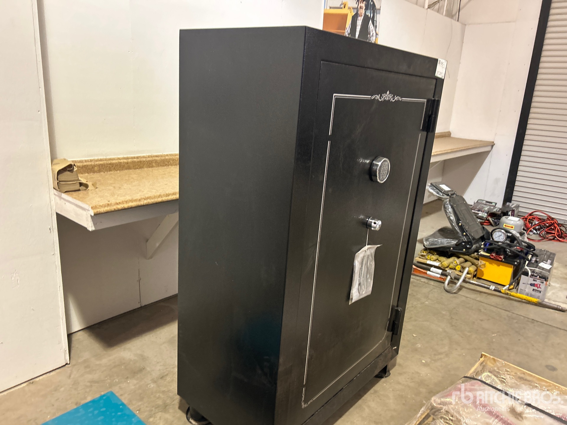 General Appearance with Bild, Ecke vorne rechts