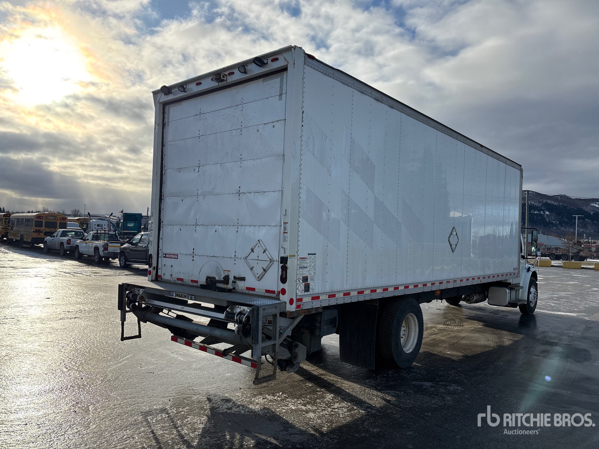 Aspect général with Image, coin arrière droit