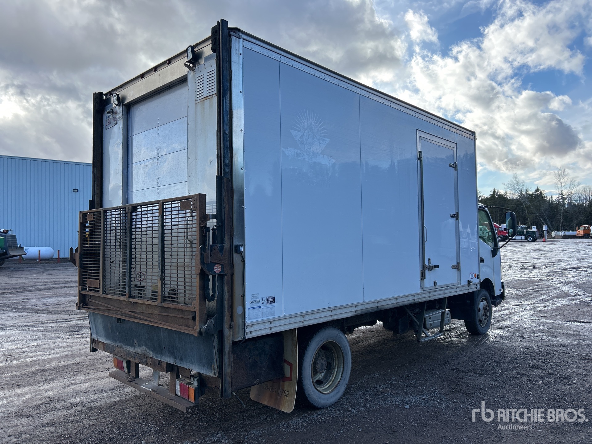 Aspect général with Image, coin arrière droit