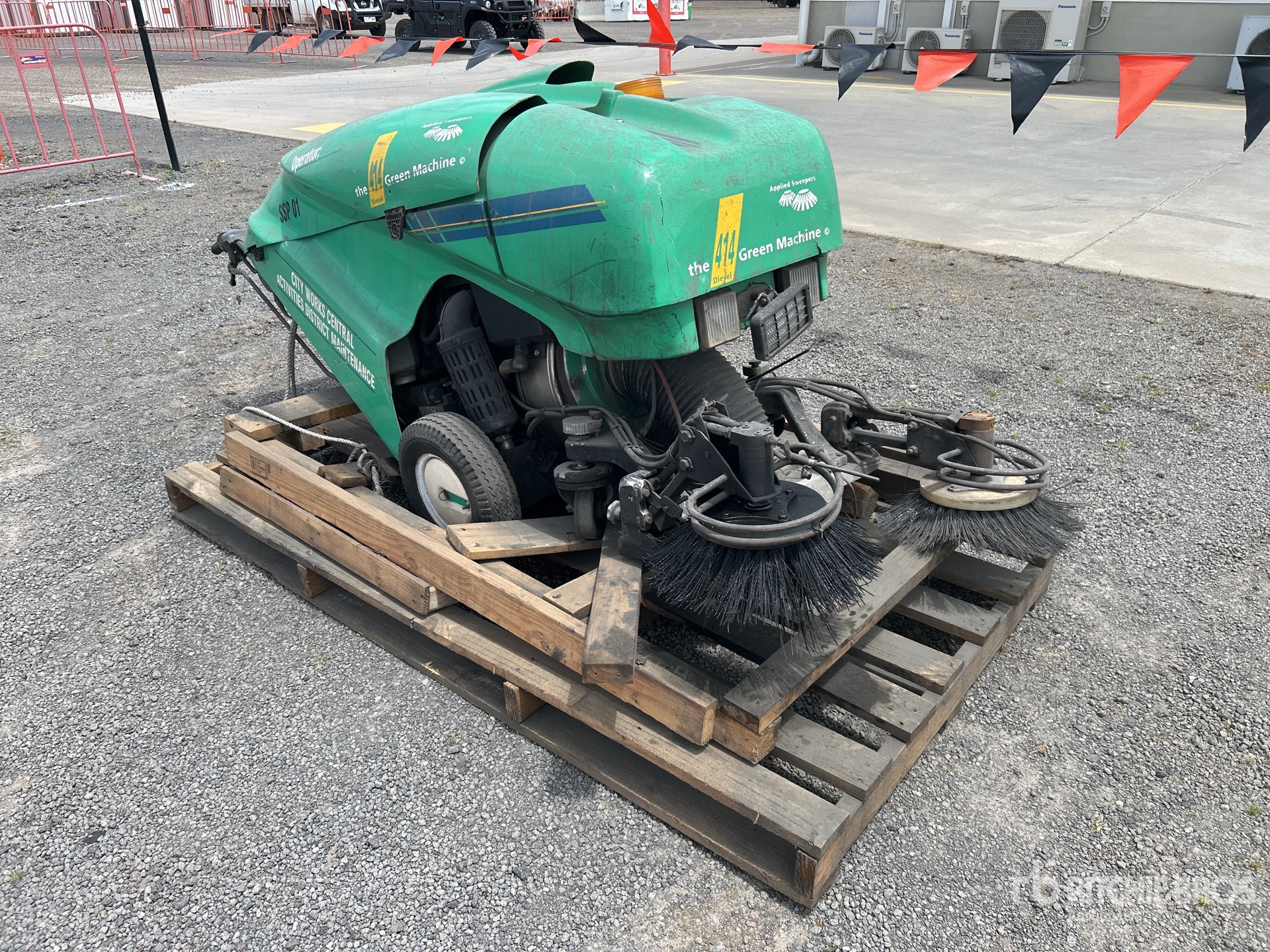 General Appearance with Picture, Right Front Corner