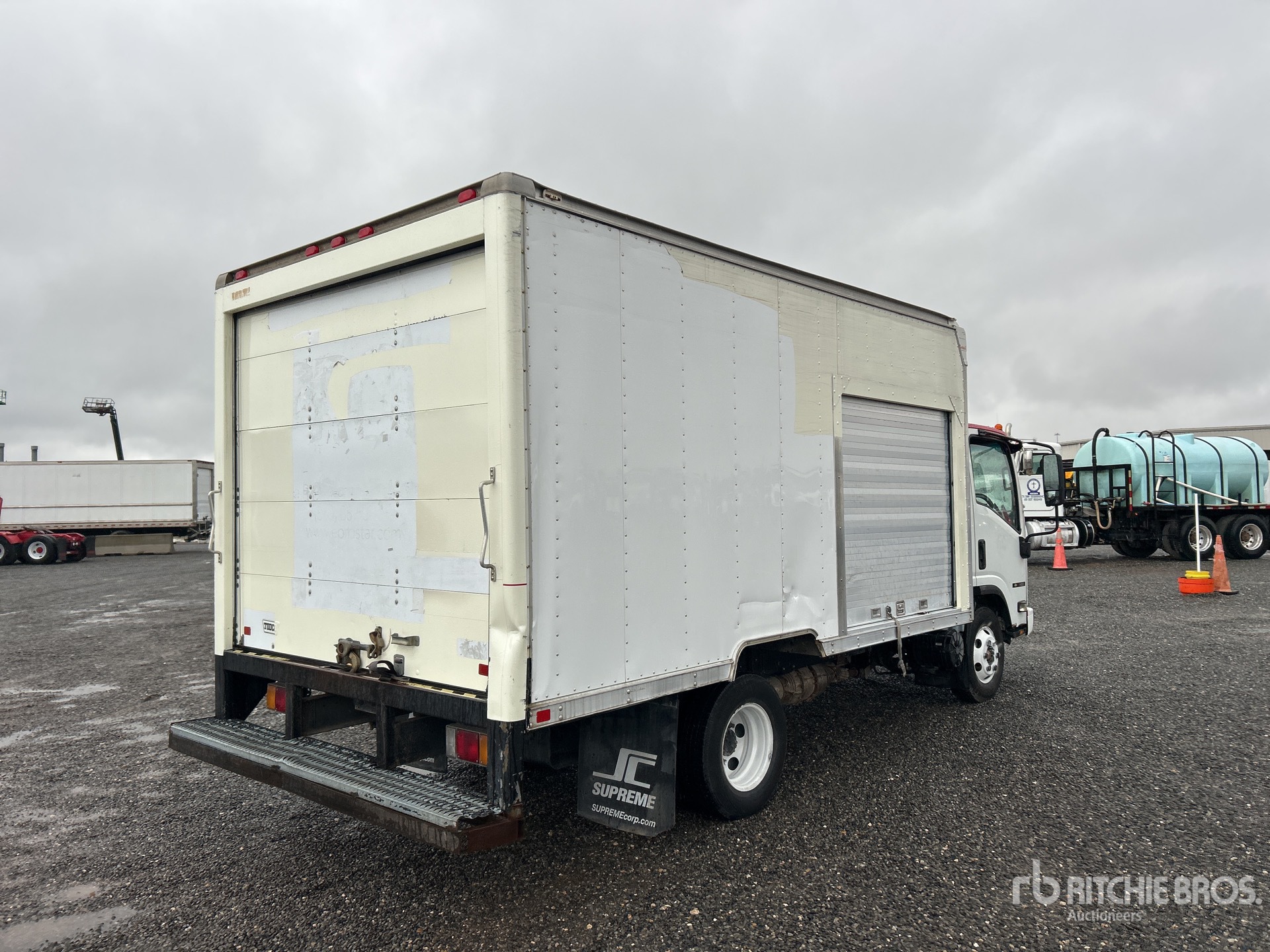 Aspect général with Image, coin arrière droit