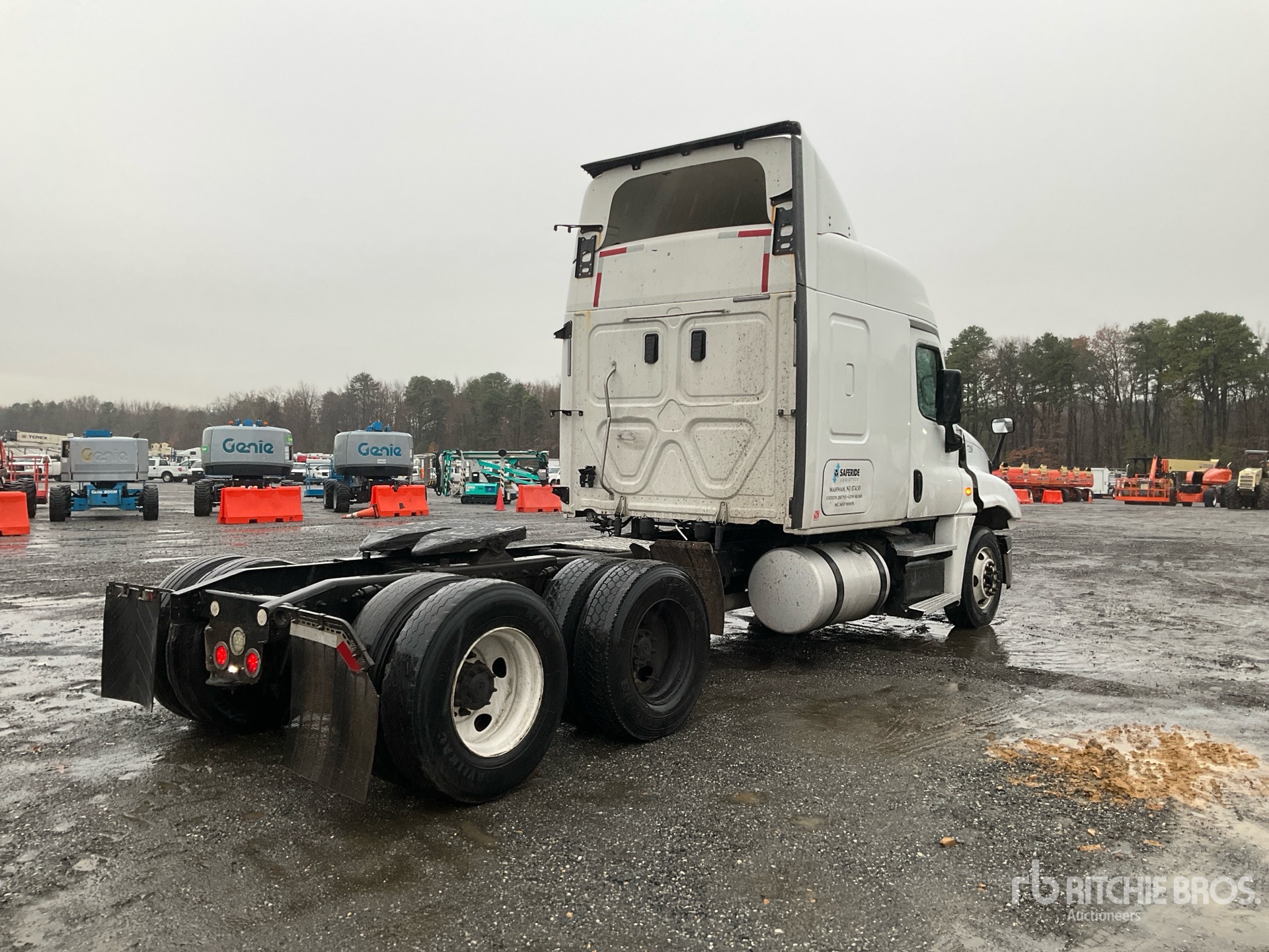 Aspect général with Image, coin arrière droit