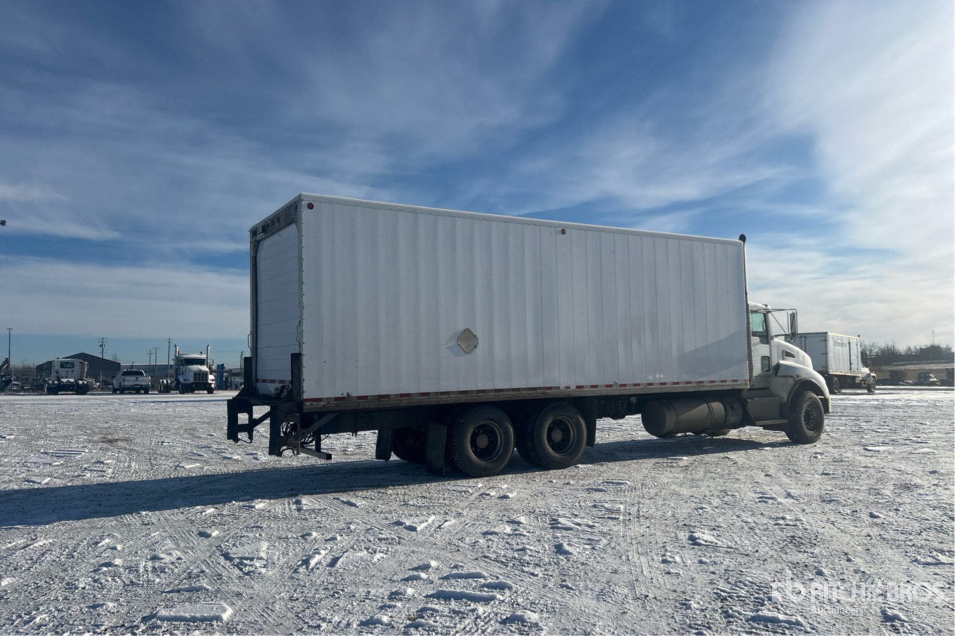 Aspect général with Image, coin arrière droit