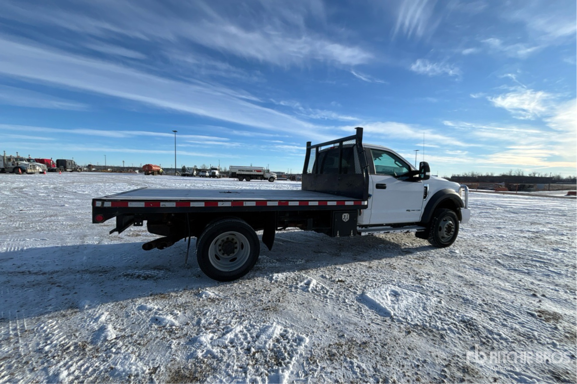 Aspect général with Image, coin arrière droit