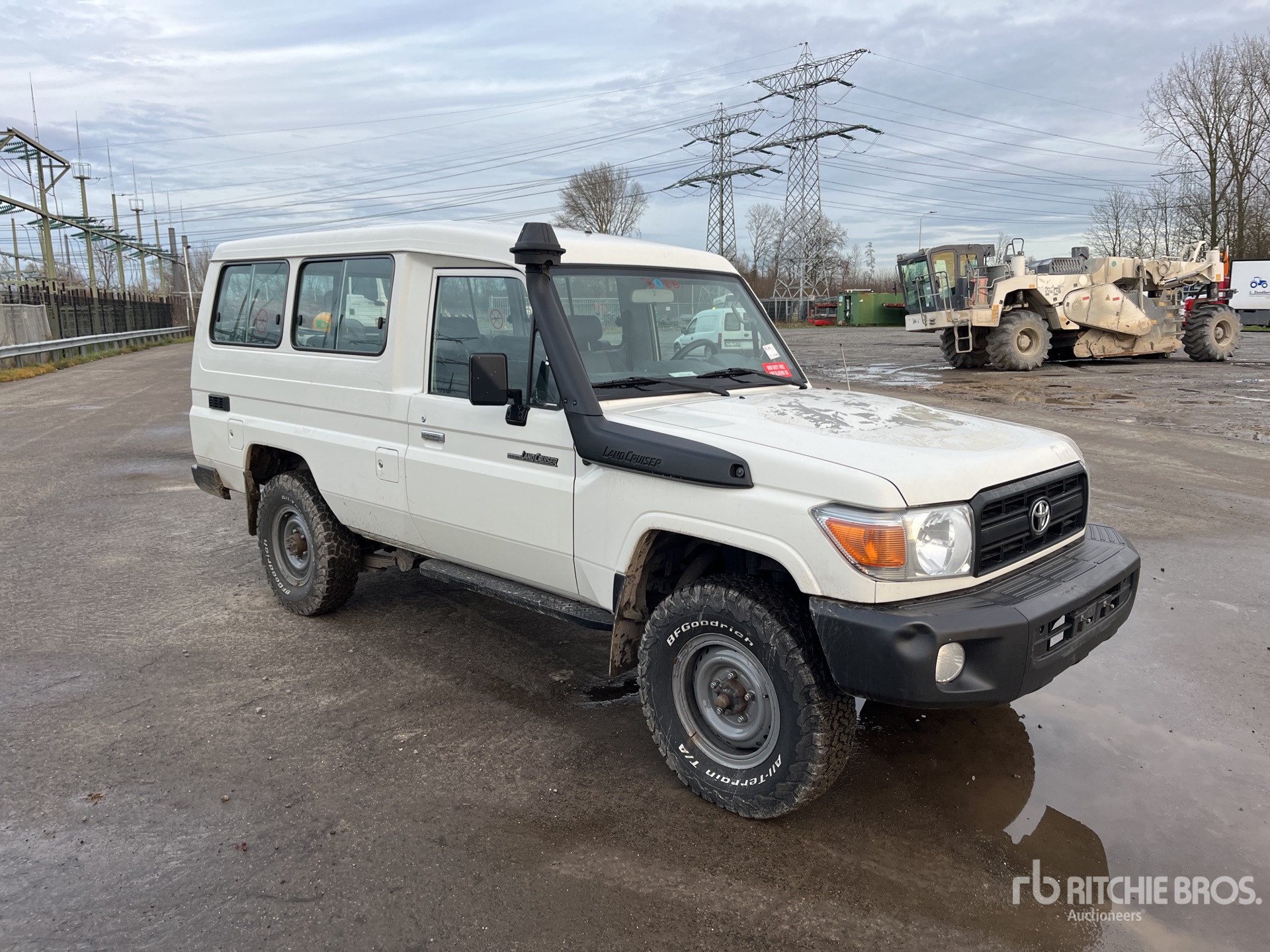 General Appearance with Picture, Right Front Corner