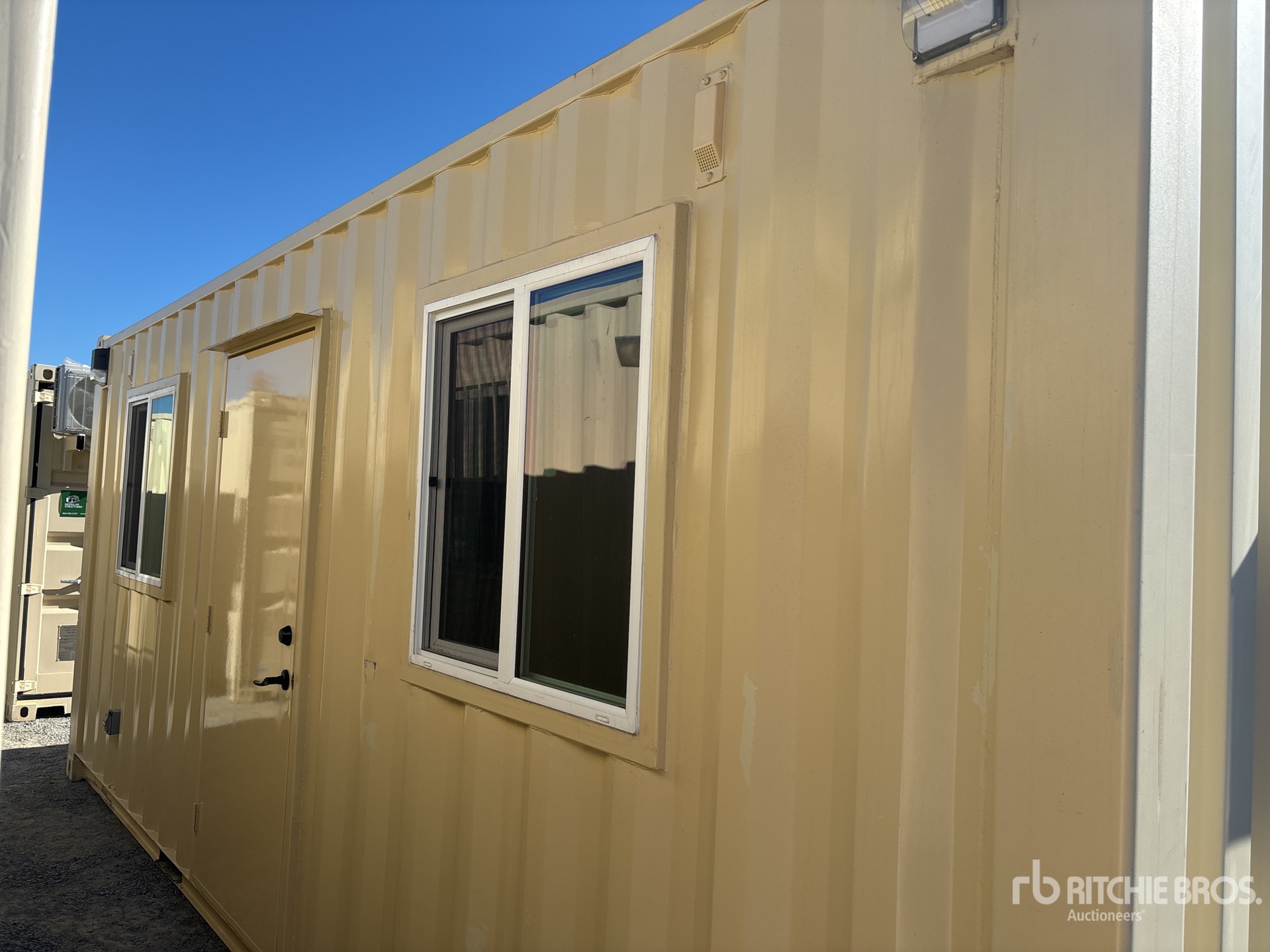 General Appearance with Bild, Ecke vorne links