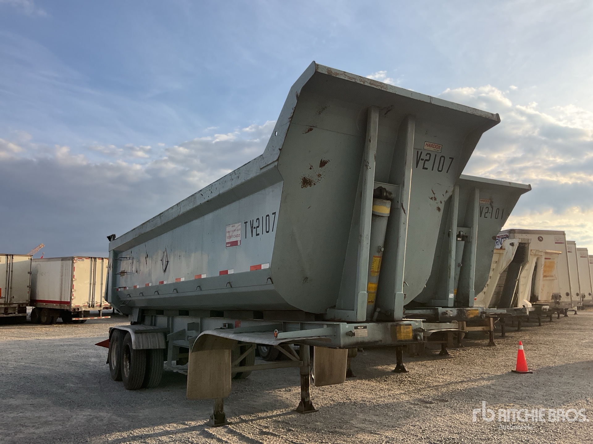 General Appearance with Bild, Ecke vorne rechts