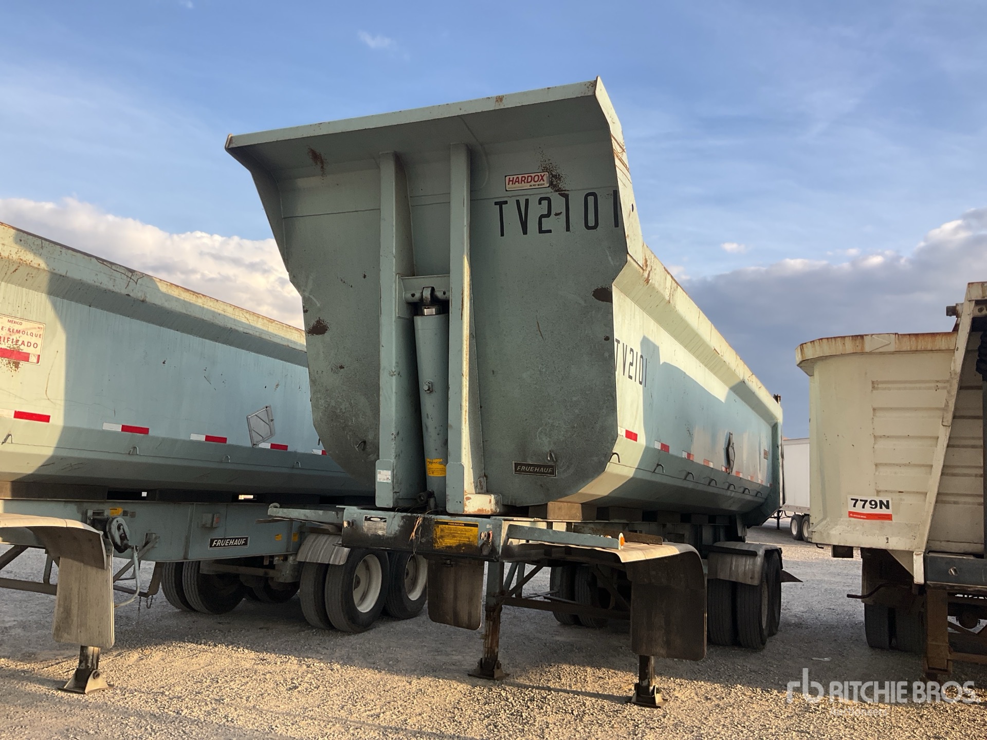 General Appearance with Bild, Ecke vorne links