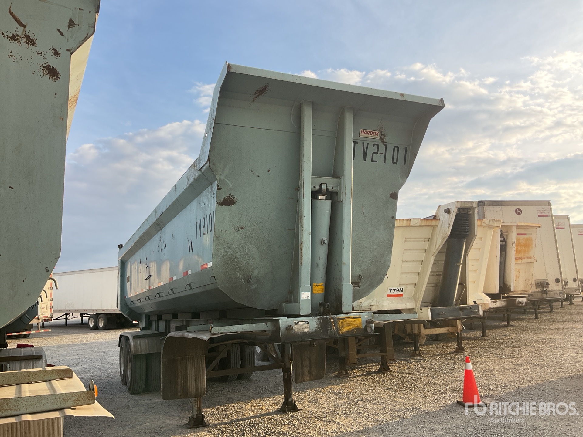 General Appearance with Bild, Ecke vorne rechts