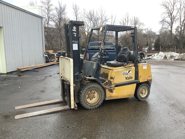 2000 (unverified) Yale GLP060TGNUAE087 4450 lb Pneumatic Tire Forklift