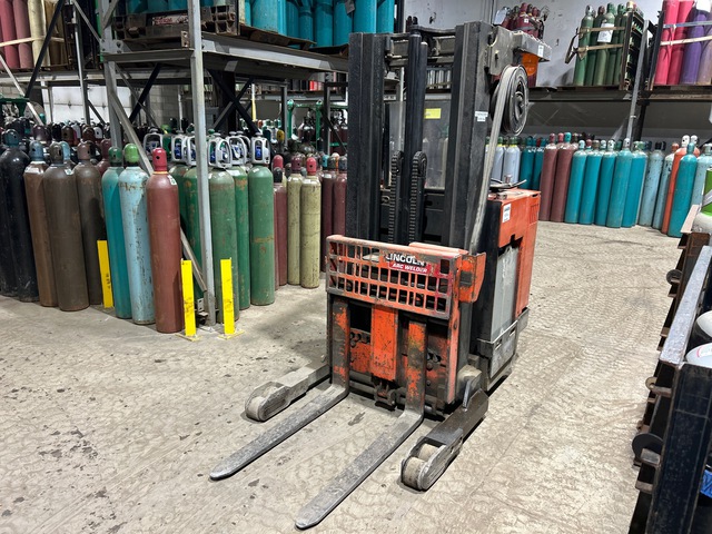 Raymond 31R45TT 4500 lb w/ extra battery Electric Forklift